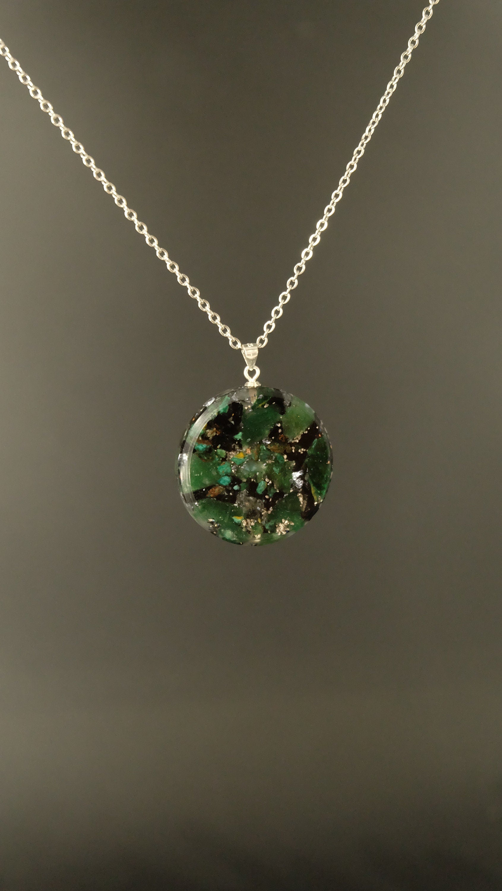 Fuchsit Orgonit Amulett mit Smaragd Silizium und Eisen von Hand gefertigt DM 30mm