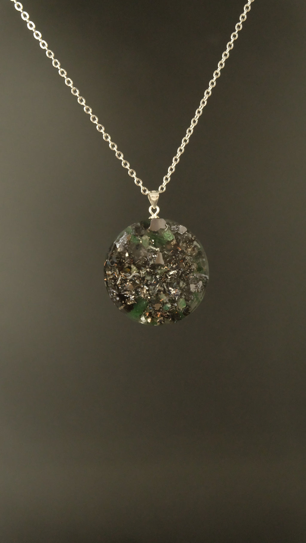 Fuchsit Orgonit Amulett mit Smaragd Silizium und Eisen von Hand gefertigt DM 30mm
