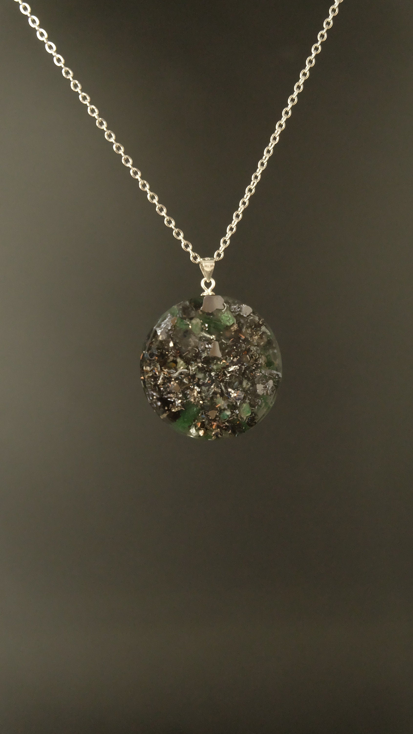 Fuchsit Orgonit Amulett mit Smaragd Silizium und Eisen von Hand gefertigt DM 30mm