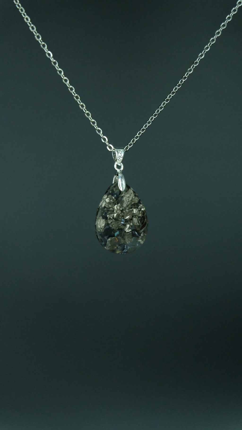 Luxuriöser moderner Perlmutt Schmuck Anhänger aus 925 Sterling Silber von Hand gefertigt in einer Schmuckmanufaktur in Deutschland