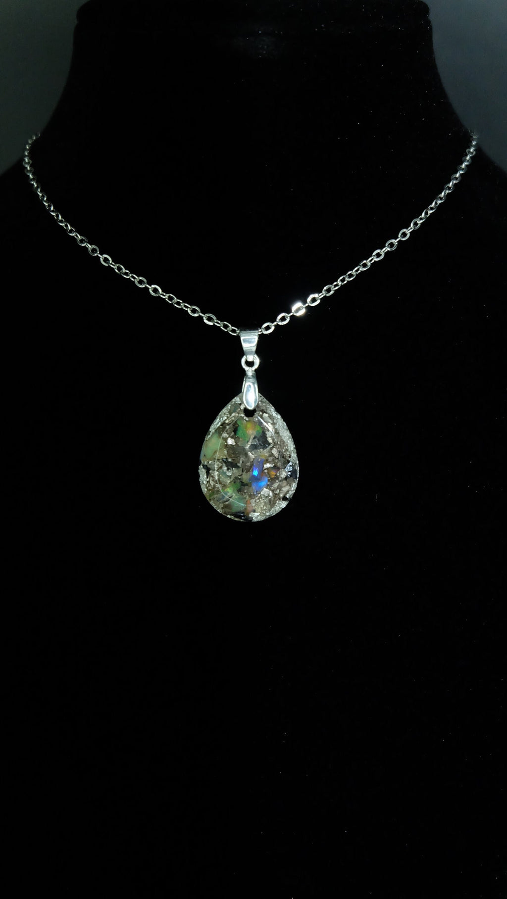Edles von Hand gefertigtes Tropfenamulett aus Edelopal Blattsilber und Bismuth 925 Sterling Silberkette Versand aus Deutschland