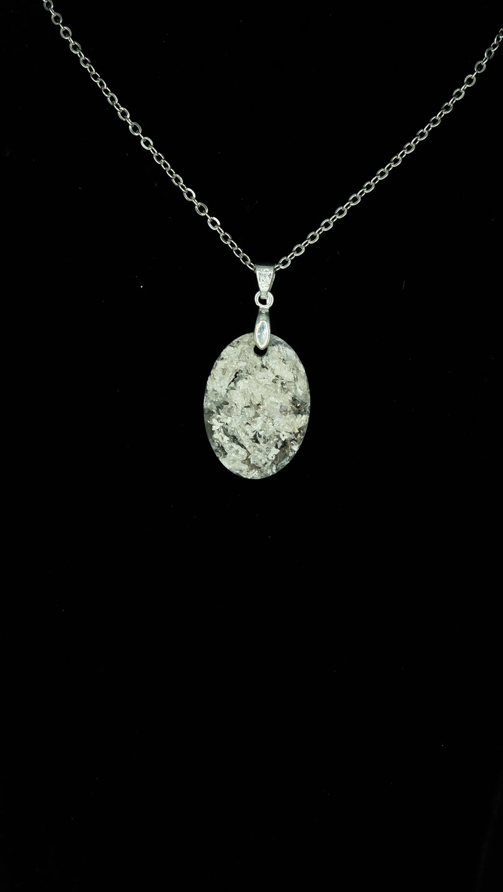 Sehr hochwertig verarbeitetes Schmuckstück aus 925 Sterling Silber Blattsilber und recycelten Metallen von Hand in Deutschland hergestellt