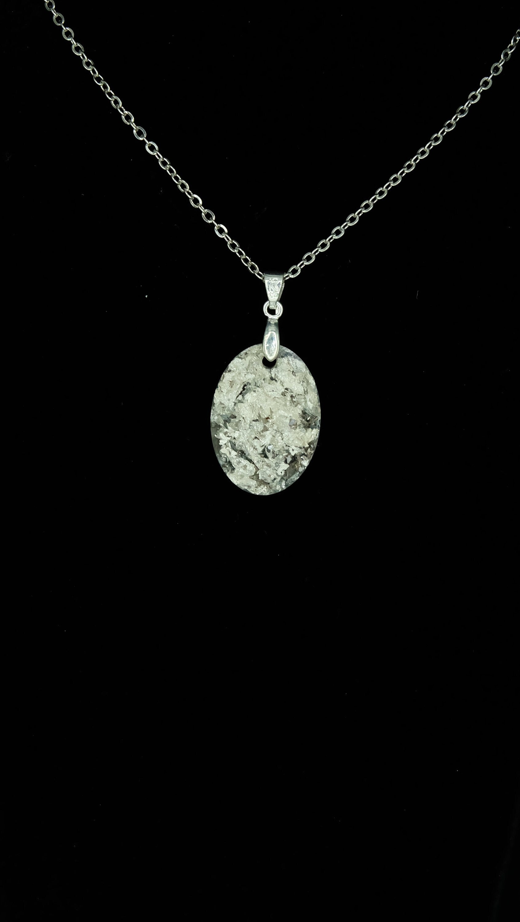 Sehr hochwertig verarbeitetes Schmuckstück aus 925 Sterling Silber Blattsilber und recycelten Metallen von Hand in Deutschland hergestellt