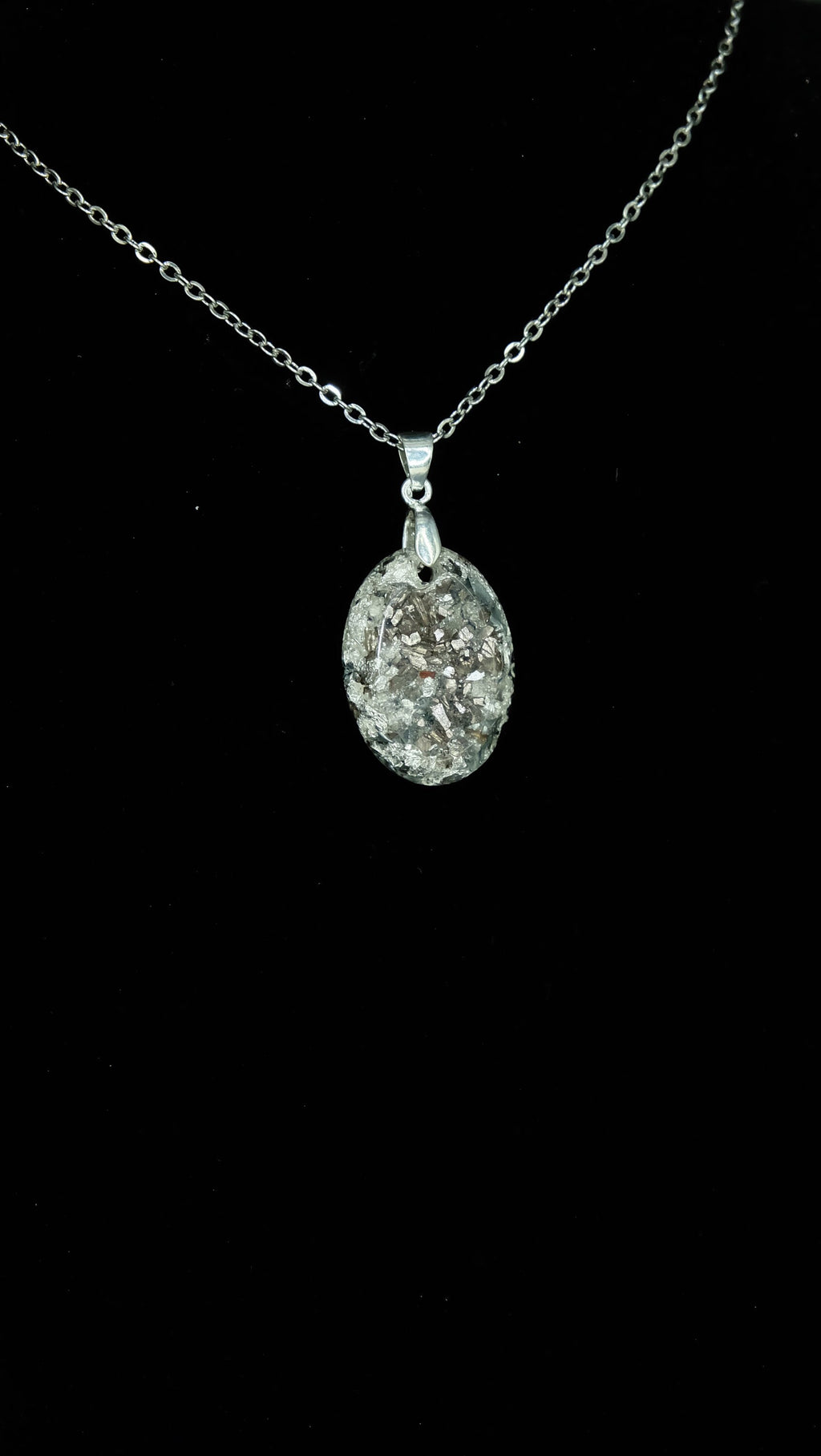 Sehr hochwertig verarbeitetes Schmuckstück aus 925 Sterling Silber Blattsilber und recycelten Metallen von Hand in Deutschland hergestellt