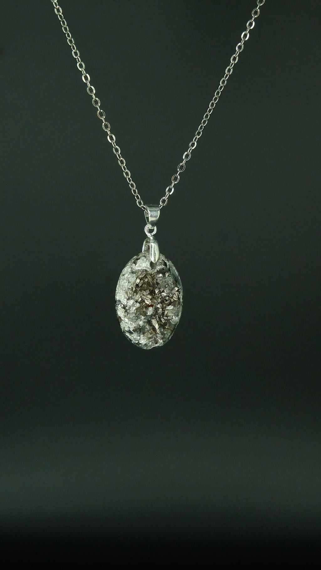 Sehr hochwertig verarbeitetes Schmuckstück aus 925 Sterling Silber Blattsilber und recycelten Metallen von Hand in Deutschland hergestellt