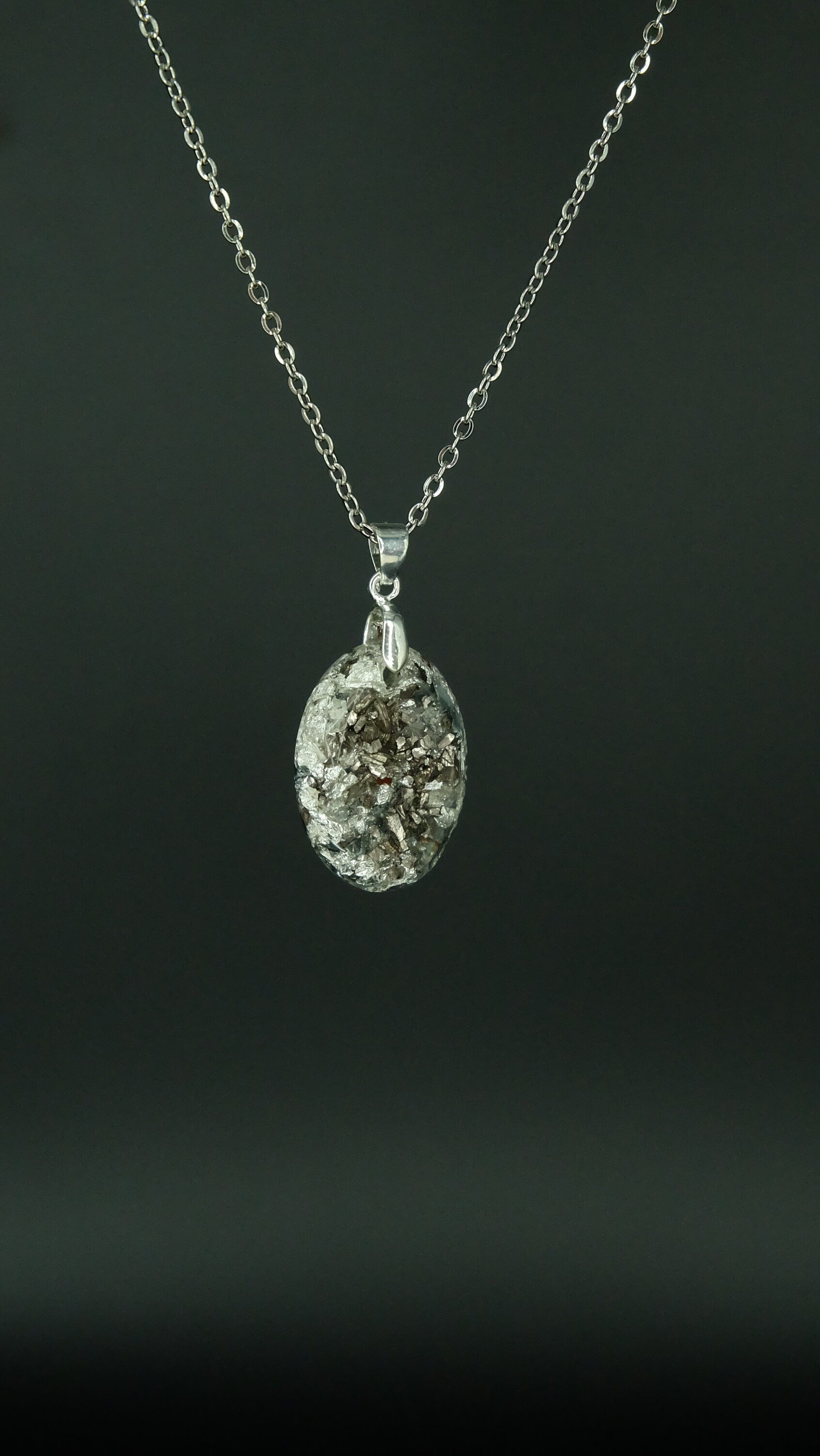 Sehr hochwertig verarbeitetes Schmuckstück aus 925 Sterling Silber Blattsilber und recycelten Metallen von Hand in Deutschland hergestellt