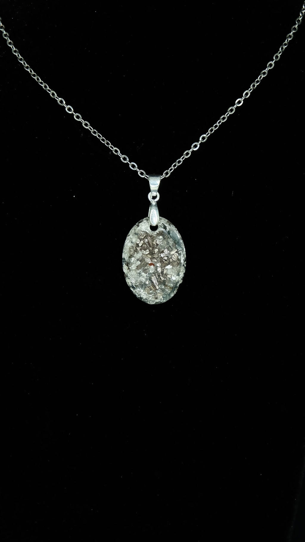 Sehr hochwertig verarbeitetes Schmuckstück aus 925 Sterling Silber Blattsilber und recycelten Metallen von Hand in Deutschland hergestellt