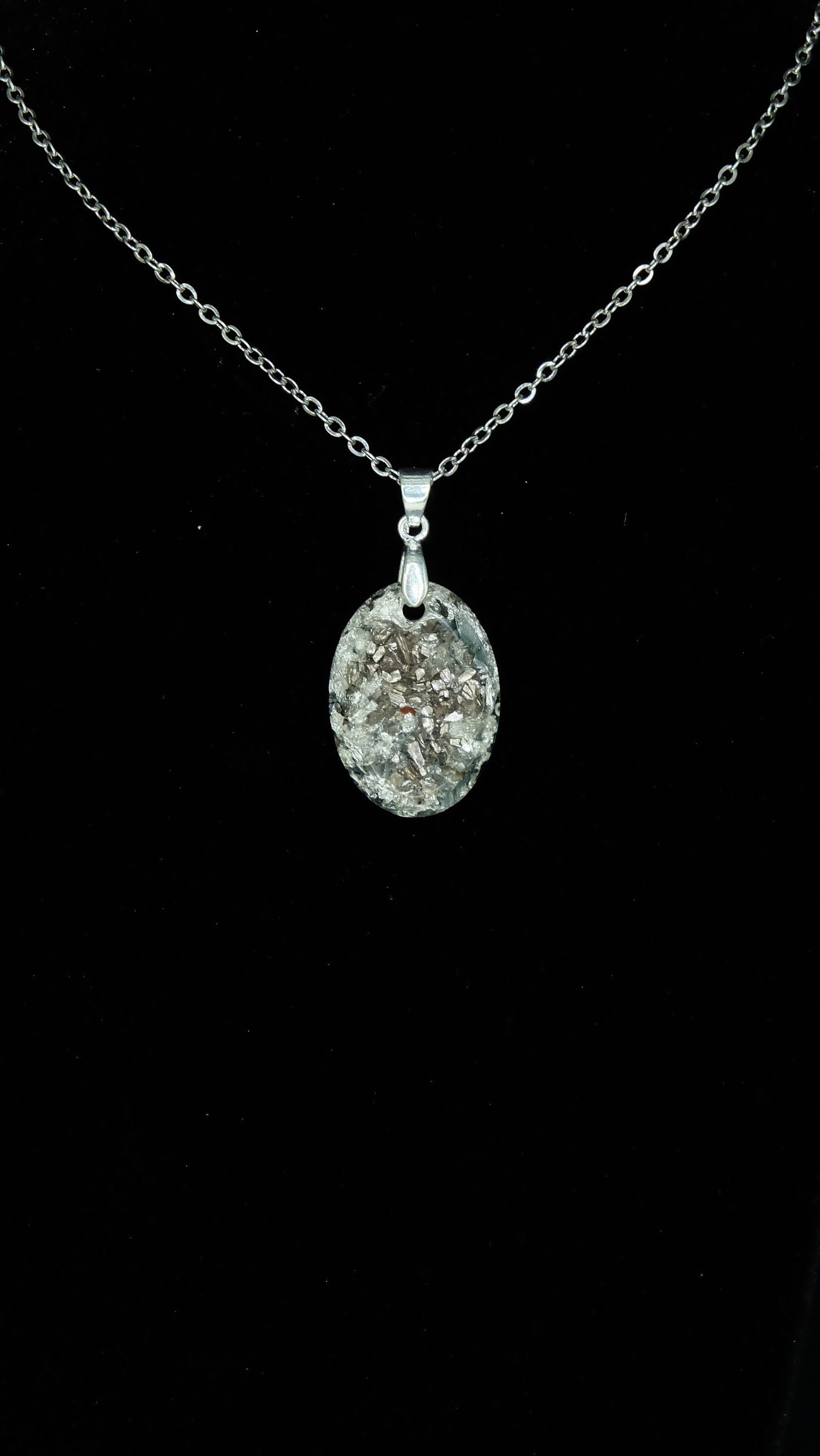 Sehr hochwertig verarbeitetes Schmuckstück aus 925 Sterling Silber Blattsilber und recycelten Metallen von Hand in Deutschland hergestellt