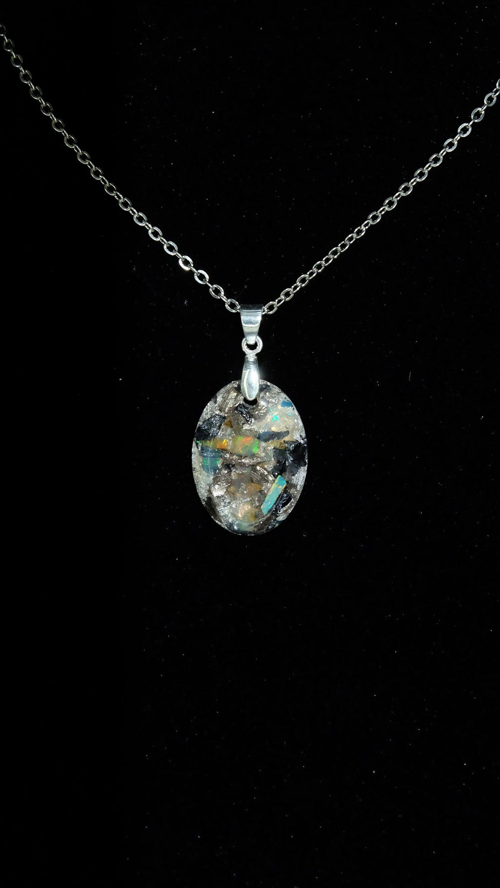 Opal Schmuckanhänger in modernem Verarbeitungsstil aus recycelten Materialien und edlen Werkstoffen für Dekadenz und Extravaganz