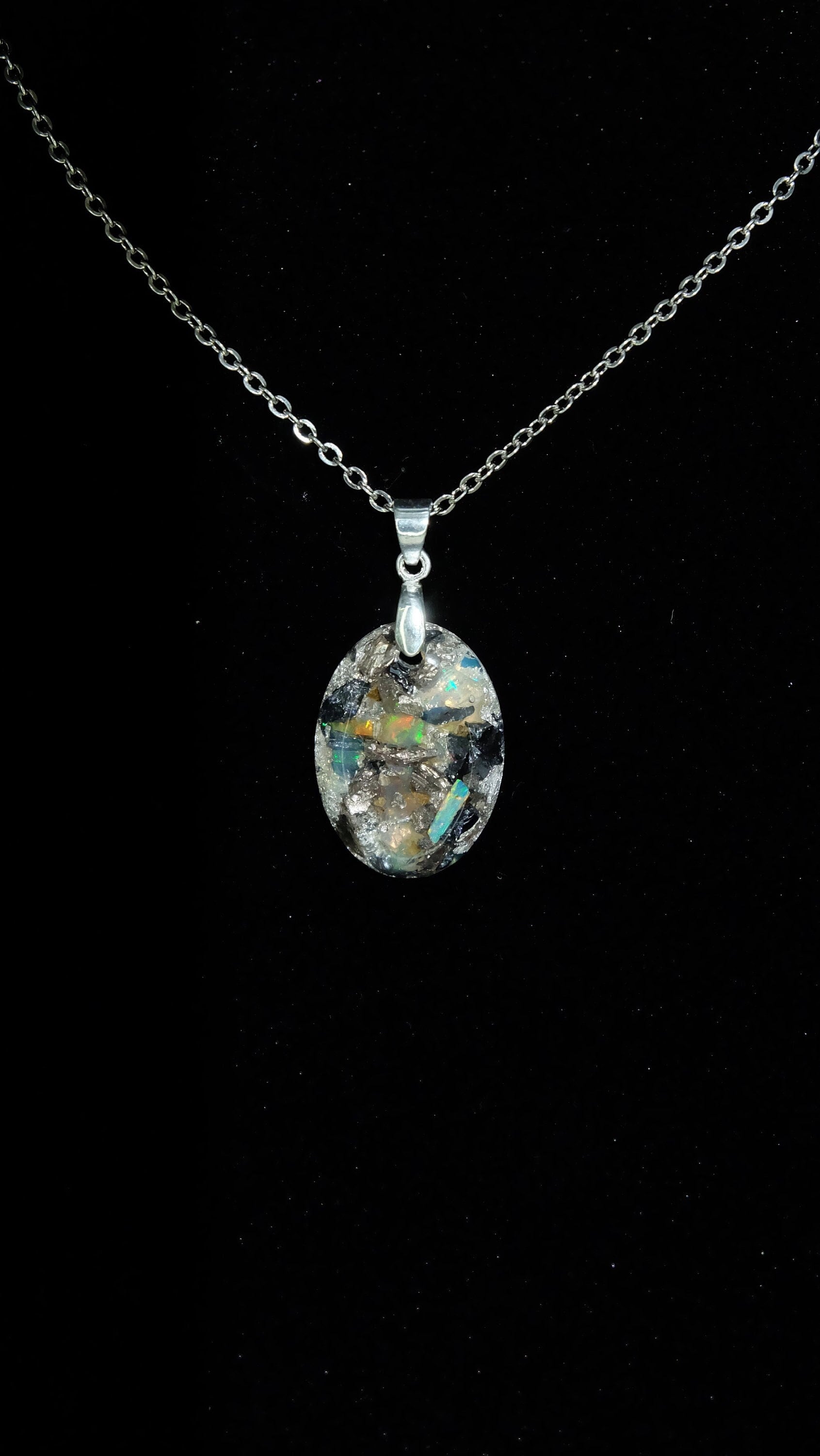 Opal Schmuckanhänger in modernem Verarbeitungsstil aus recycelten Materialien und edlen Werkstoffen für Dekadenz und Extravaganz