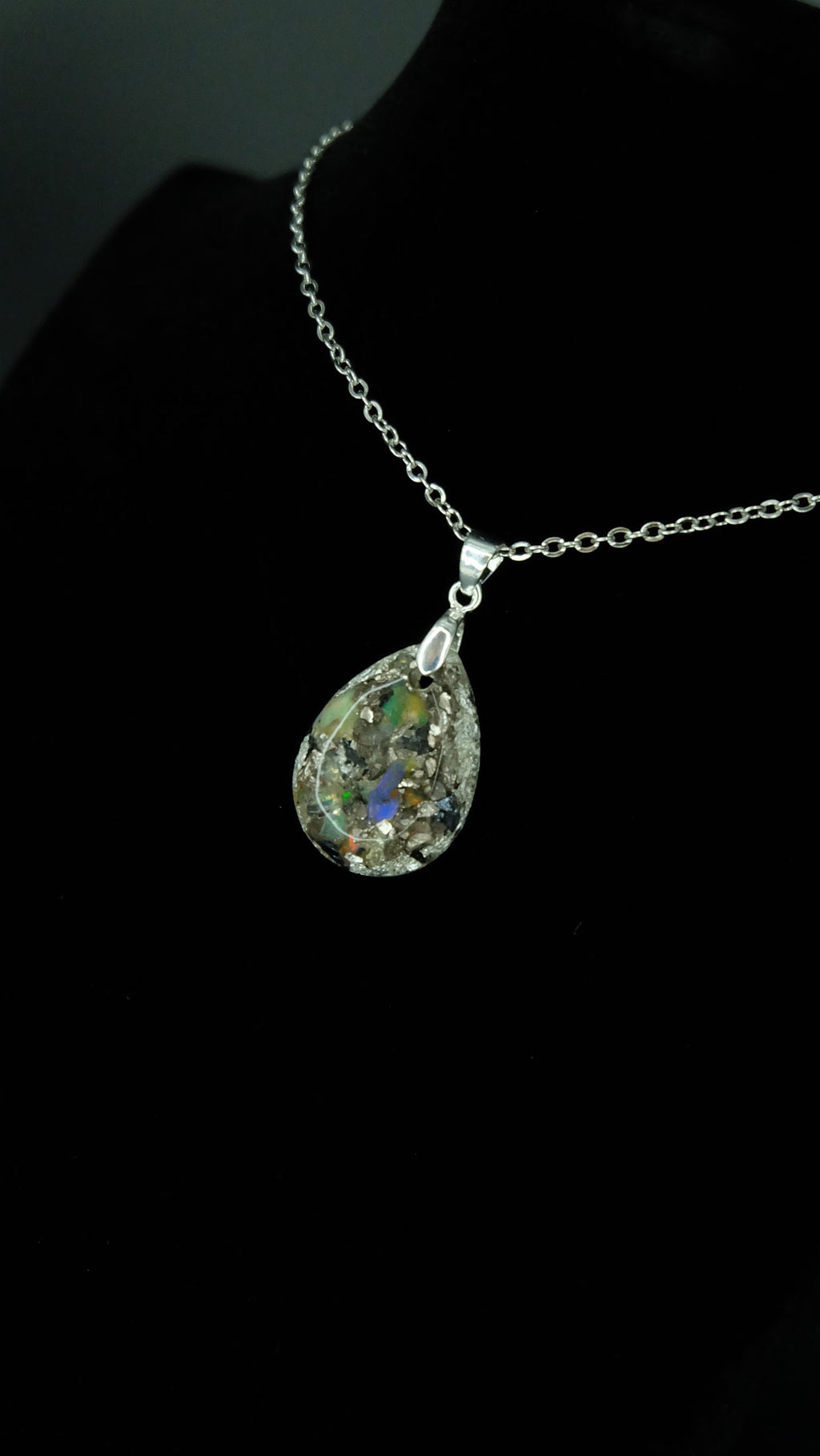 Edles von Hand gefertigtes Tropfenamulett aus Edelopal Blattsilber und Bismuth 925 Sterling Silberkette Versand aus Deutschland