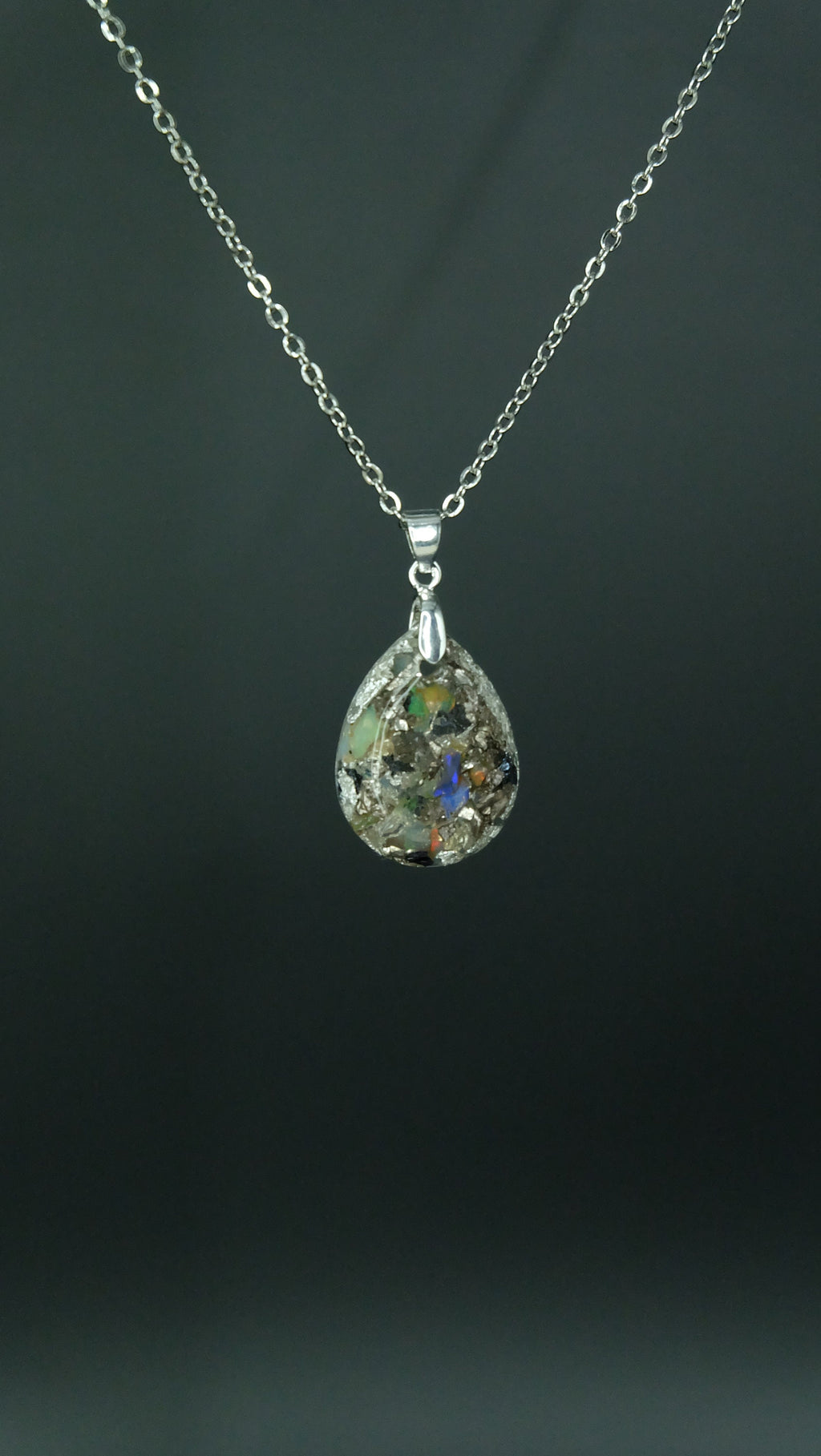 Edles von Hand gefertigtes Tropfenamulett aus Edelopal Blattsilber und Bismuth 925 Sterling Silberkette Versand aus Deutschland