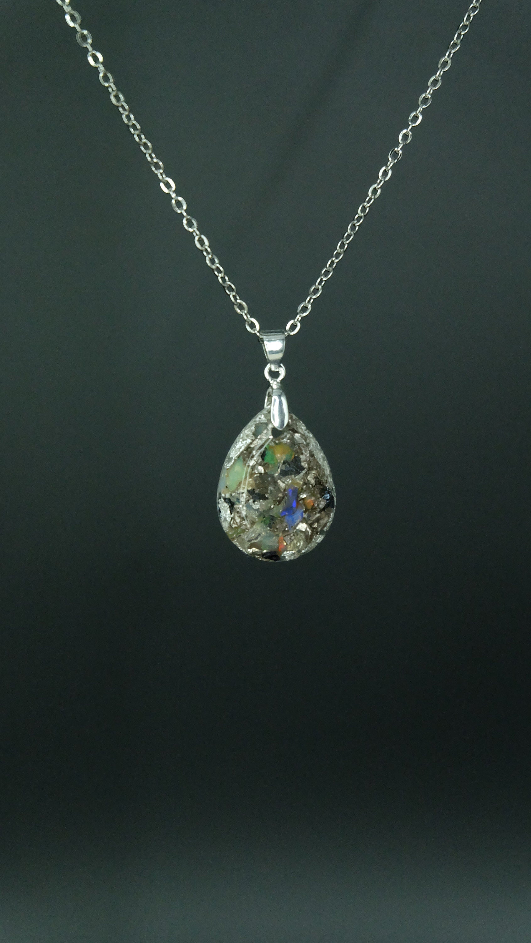 Edles von Hand gefertigtes Tropfenamulett aus Edelopal Blattsilber und Bismuth 925 Sterling Silberkette Versand aus Deutschland