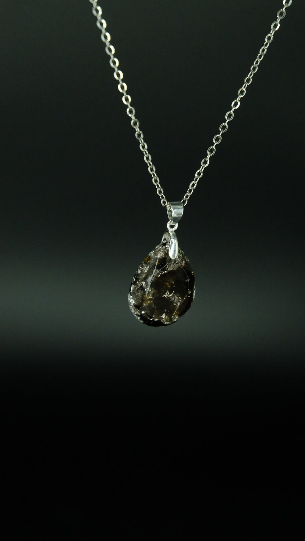 Edles von Hand gefertigtes Tropfenamulett aus Meteoritenglas Blattsilber und Bismuth 925 Sterling Silberkette Versand aus Deutschland