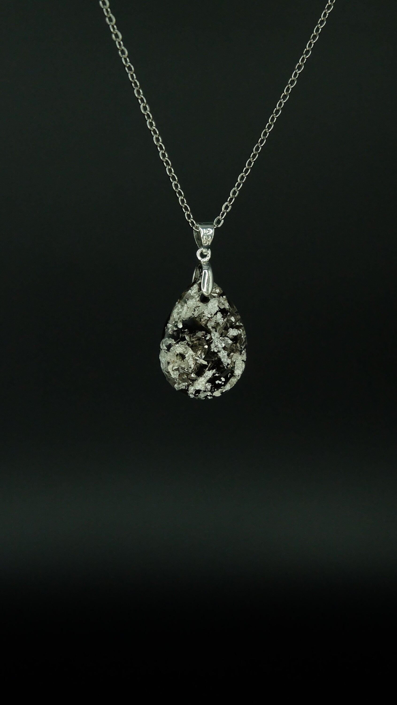 Edles von Hand gefertigtes Tropfenamulett aus Meteoritenglas Blattsilber und Bismuth 925 Sterling Silberkette Versand aus Deutschland