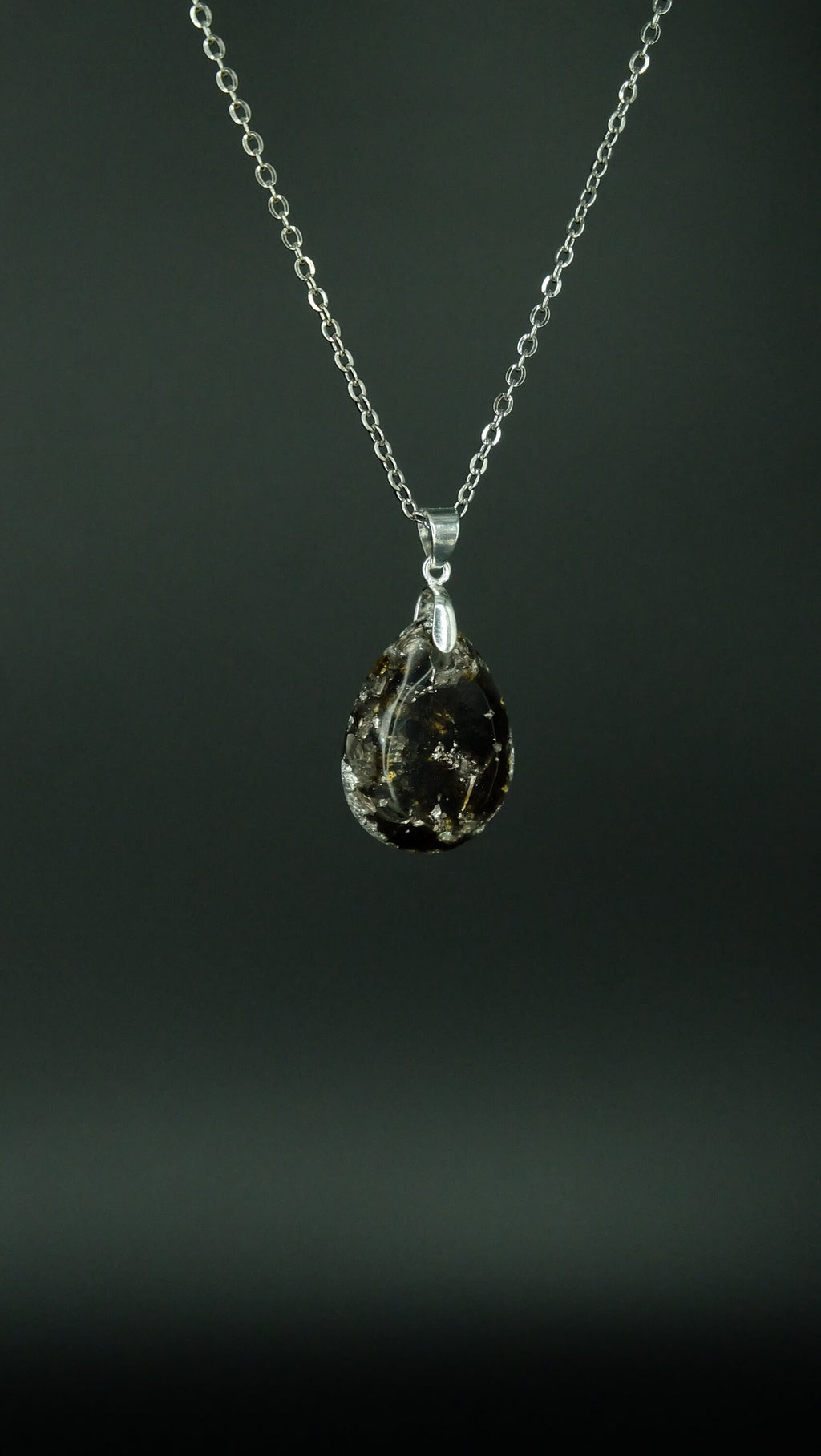 Edles von Hand gefertigtes Tropfenamulett aus Meteoritenglas Blattsilber und Bismuth 925 Sterling Silberkette Versand aus Deutschland