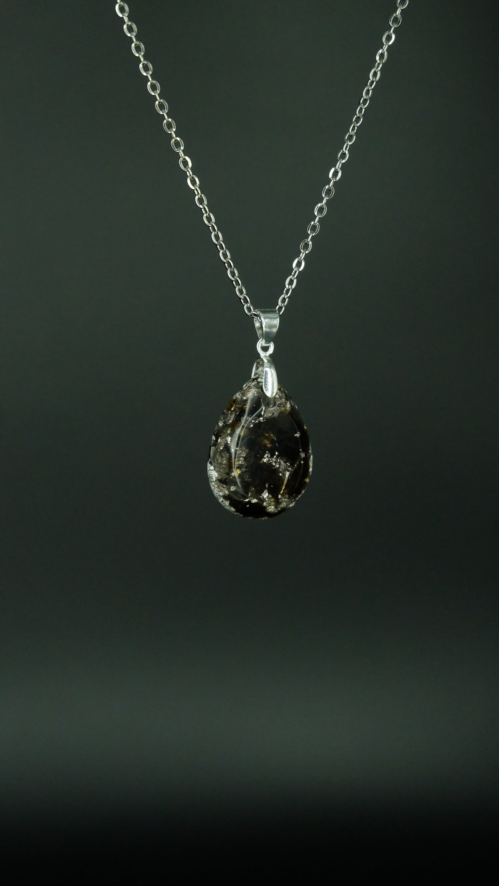 Edles von Hand gefertigtes Tropfenamulett aus Meteoritenglas Blattsilber und Bismuth 925 Sterling Silberkette Versand aus Deutschland