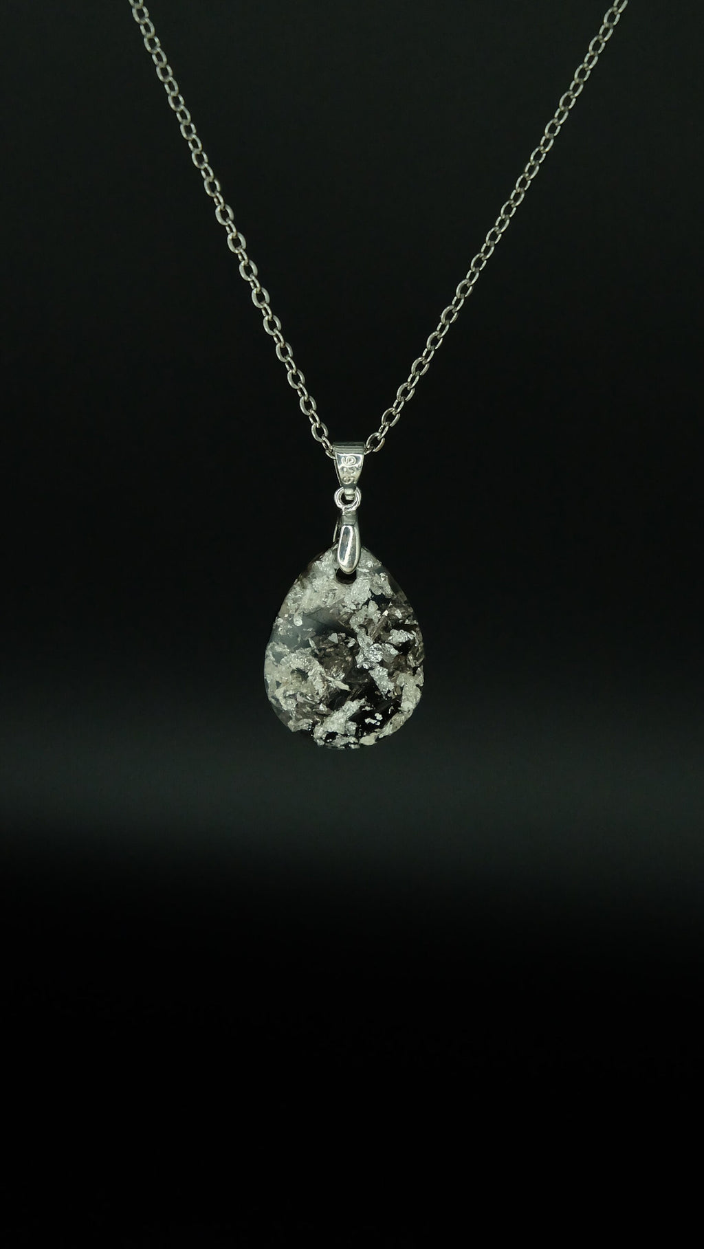Edles von Hand gefertigtes Tropfenamulett aus Meteoritenglas Blattsilber und Bismuth 925 Sterling Silberkette Versand aus Deutschland