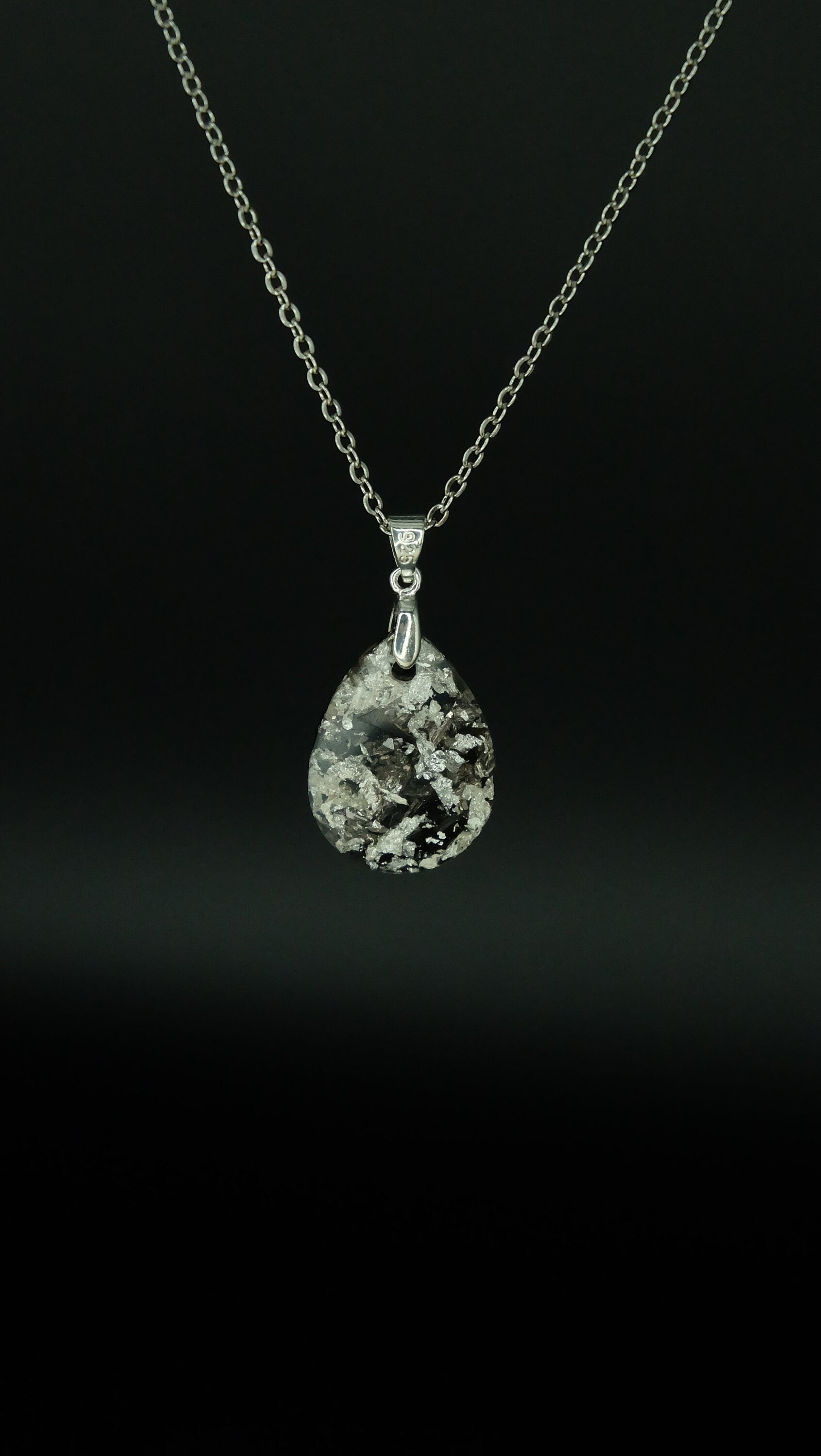 Edles von Hand gefertigtes Tropfenamulett aus Meteoritenglas Blattsilber und Bismuth 925 Sterling Silberkette Versand aus Deutschland