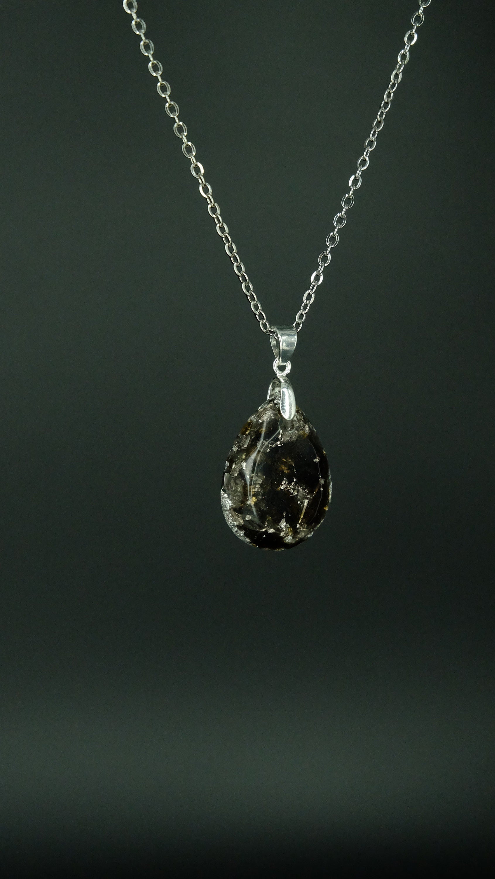 Edles von Hand gefertigtes Tropfenamulett aus Meteoritenglas Blattsilber und Bismuth 925 Sterling Silberkette Versand aus Deutschland