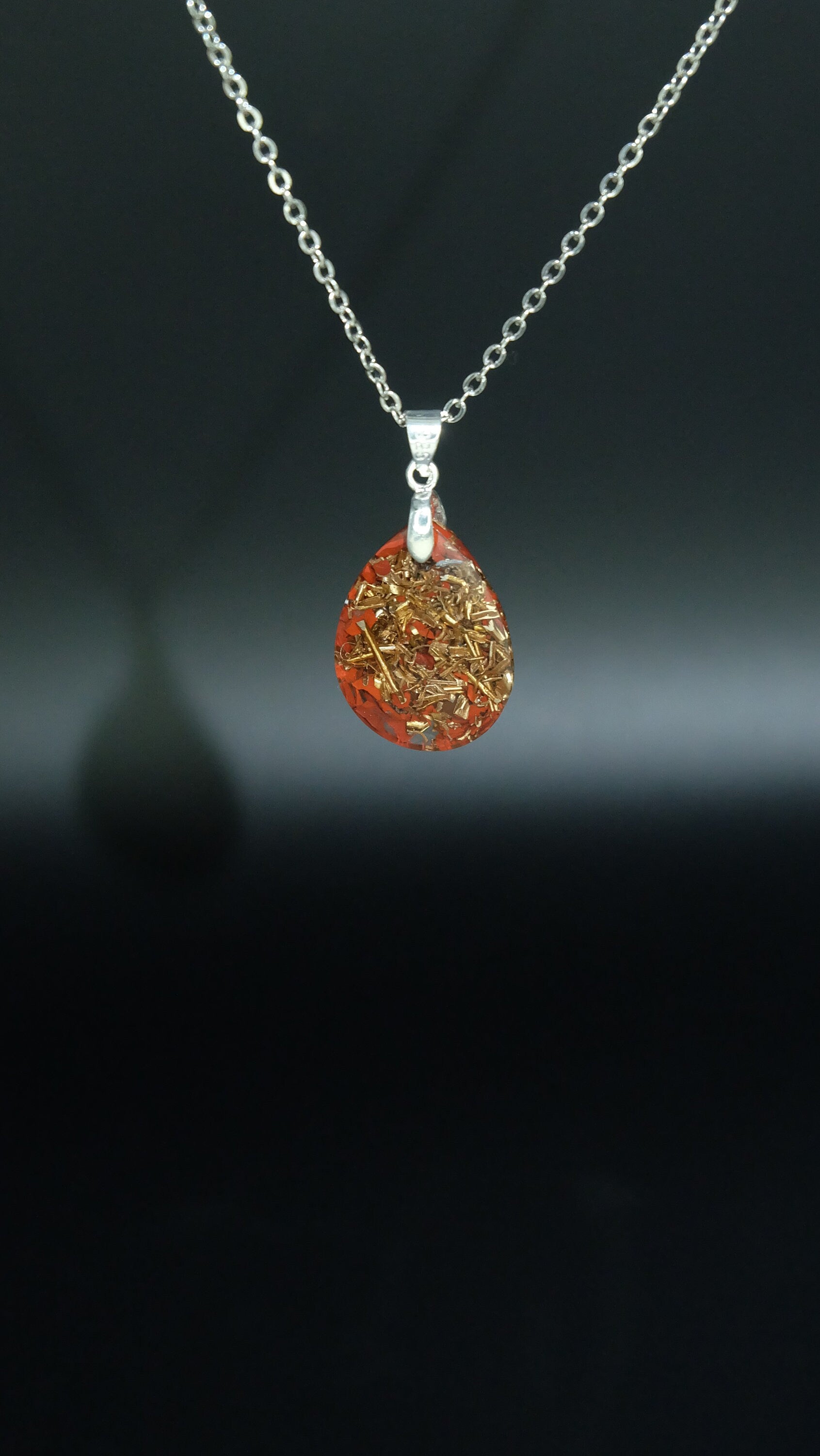 Edles von Hand gefertigtes Tropfenamulett aus roten Jaspis und recycelten Bronzespänen 925 Sterling Silberkette Versand aus Deutschland