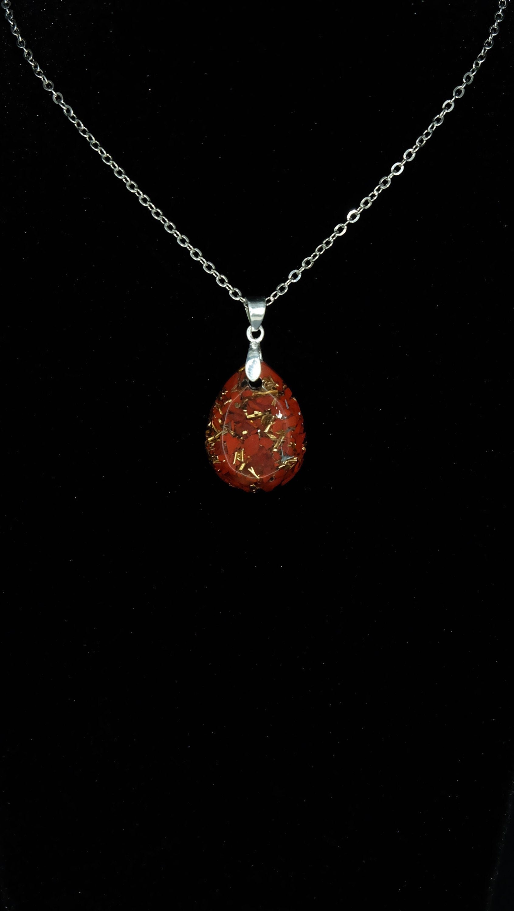 Edles von Hand gefertigtes Tropfenamulett aus roten Jaspis und recycelten Bronzespänen 925 Sterling Silberkette Versand aus Deutschland