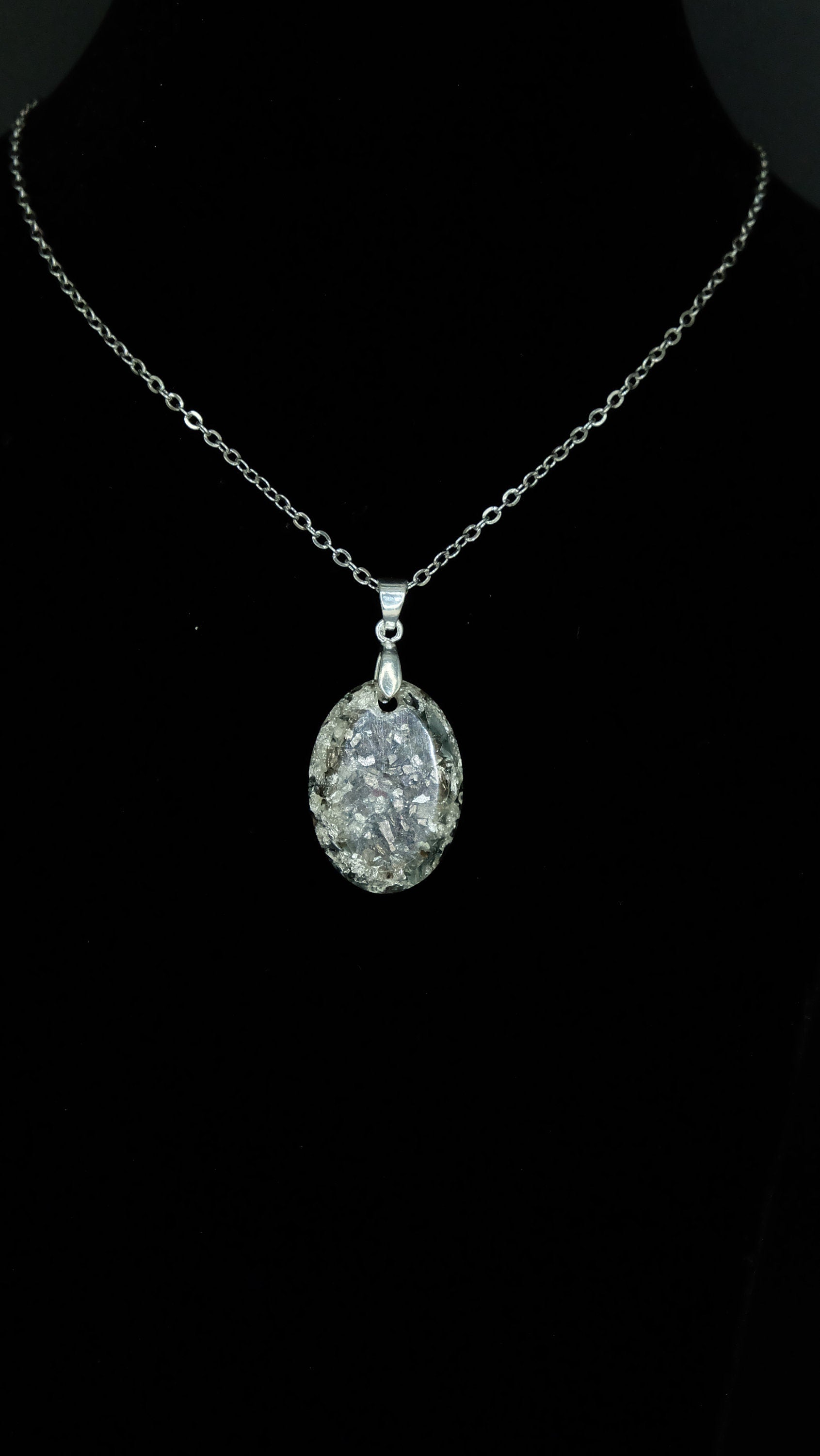 Sehr hochwertig verarbeitetes Schmuckstück aus 925 Sterling Silber Blattsilber und recycelten Metallen von Hand in Deutschland hergestellt