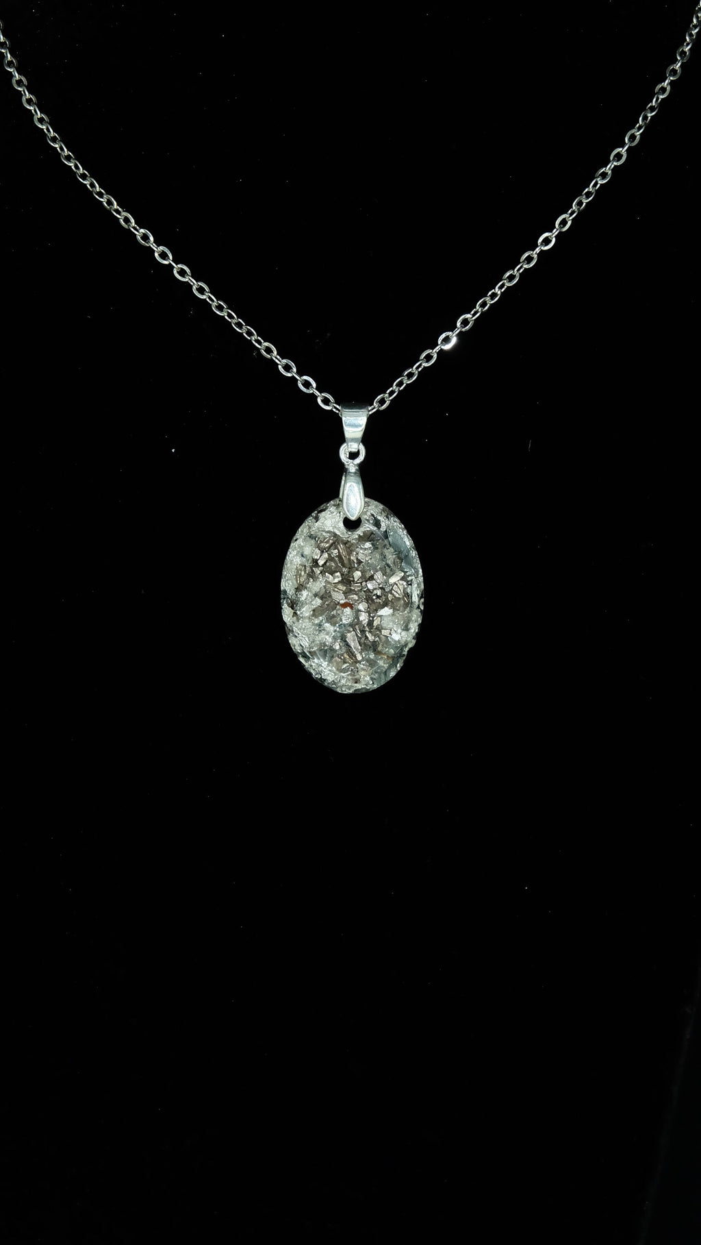 Sehr hochwertig verarbeitetes Schmuckstück aus 925 Sterling Silber Blattsilber und recycelten Metallen von Hand in Deutschland hergestellt