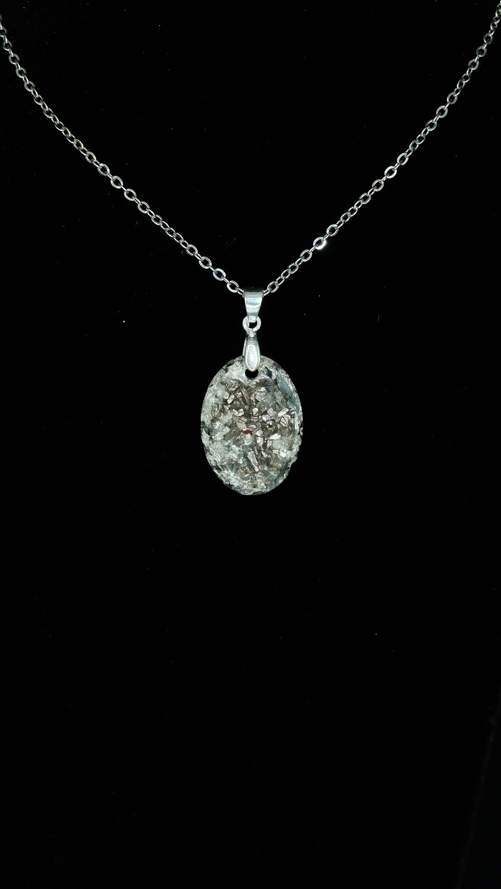 Sehr hochwertig verarbeitetes Schmuckstück aus 925 Sterling Silber Blattsilber und recycelten Metallen von Hand in Deutschland hergestellt
