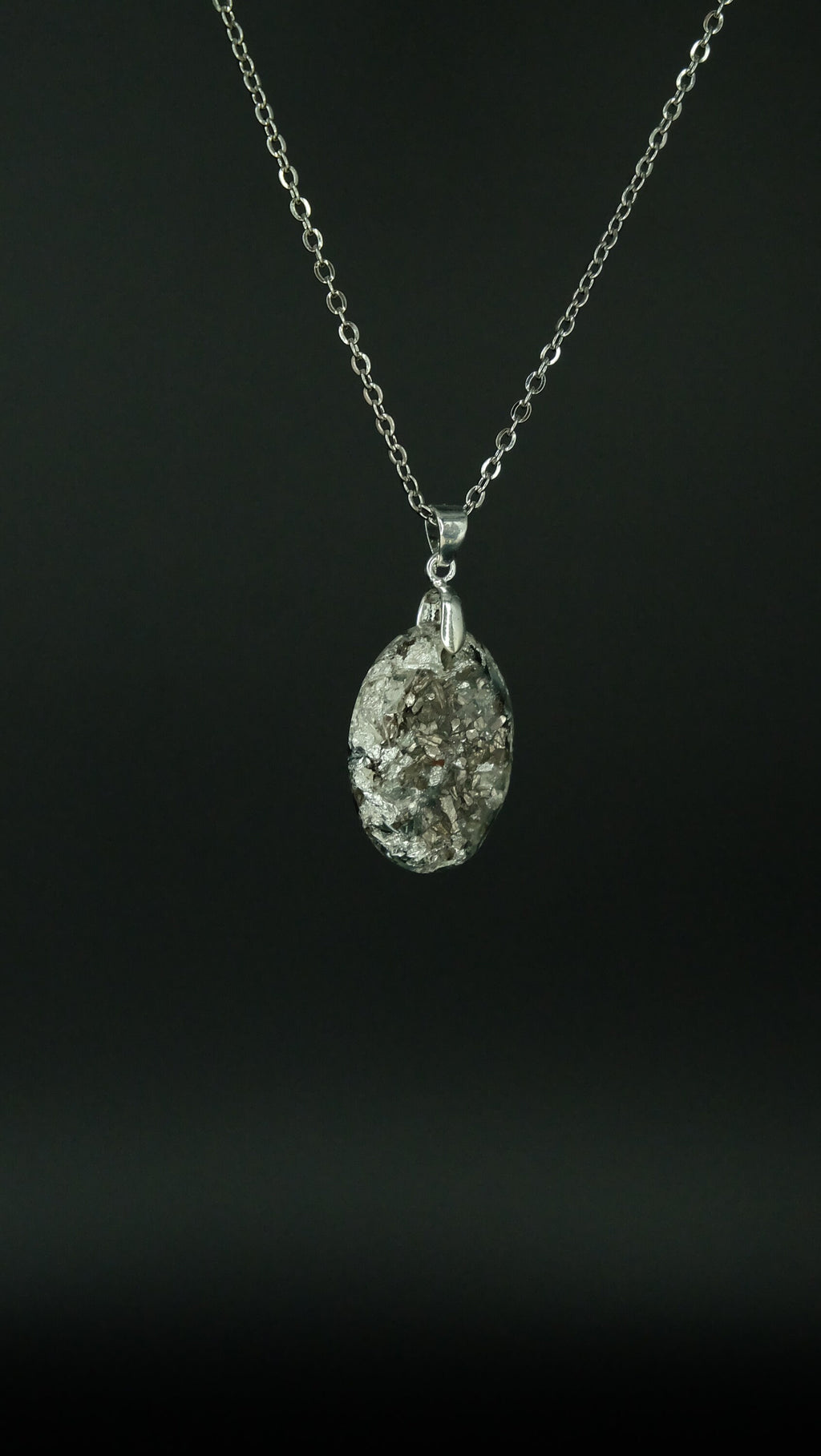 Sehr hochwertig verarbeitetes Schmuckstück aus 925 Sterling Silber Blattsilber und recycelten Metallen von Hand in Deutschland hergestellt