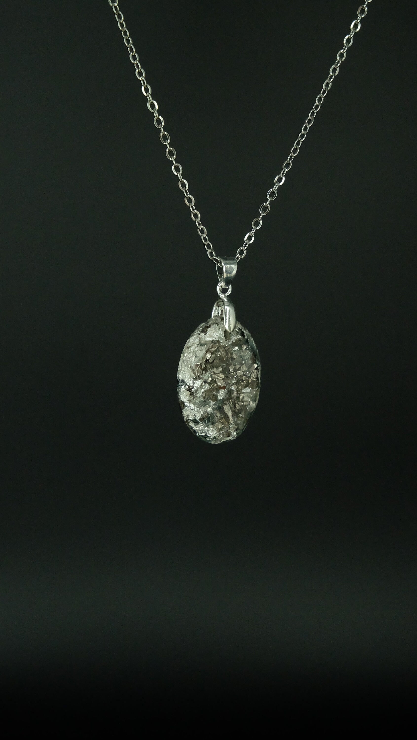 Sehr hochwertig verarbeitetes Schmuckstück aus 925 Sterling Silber Blattsilber und recycelten Metallen von Hand in Deutschland hergestellt