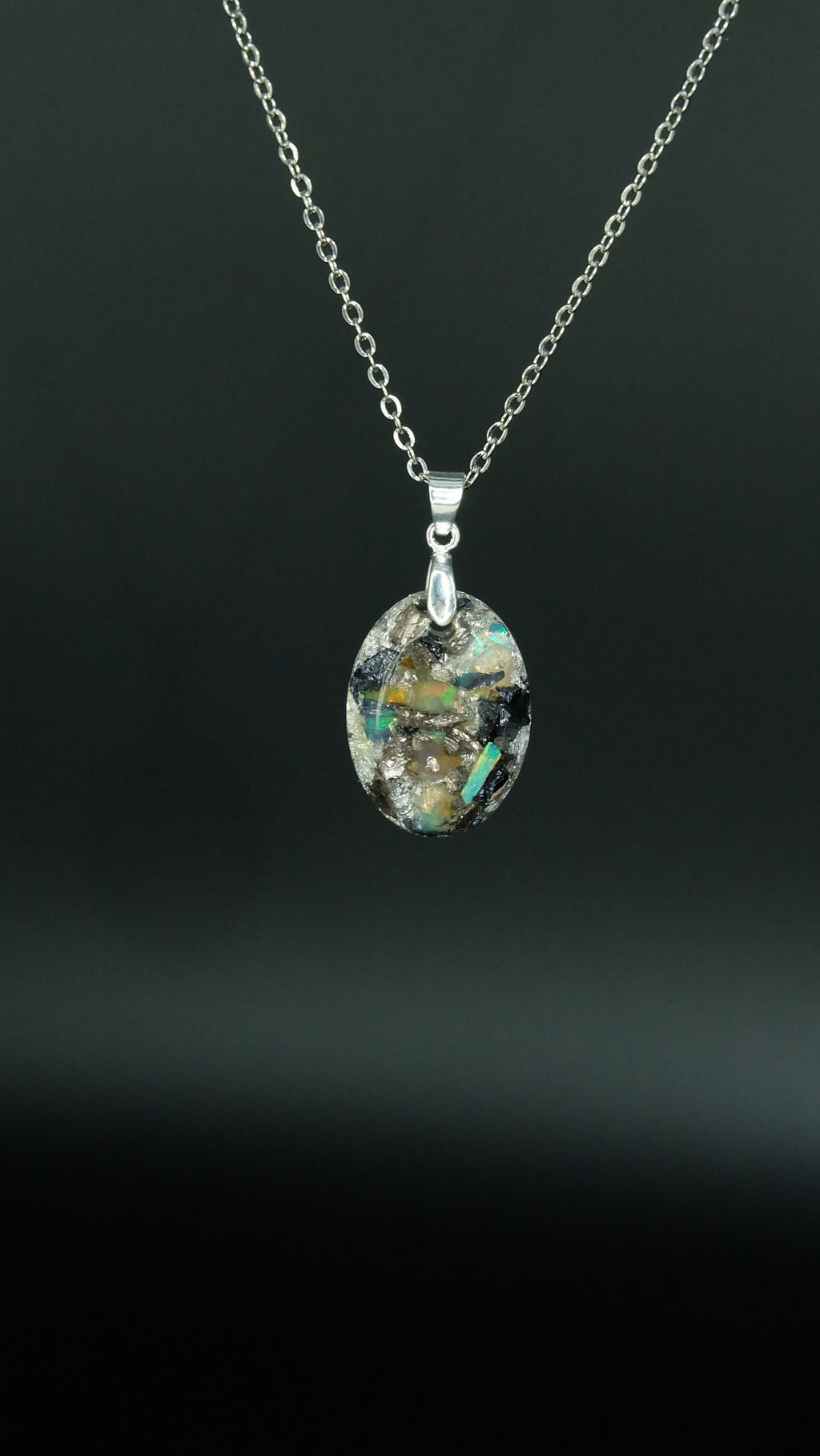 Opal Schmuckanhänger in modernem Verarbeitungsstil aus recycelten Materialien und edlen Werkstoffen für Dekadenz und Extravaganz