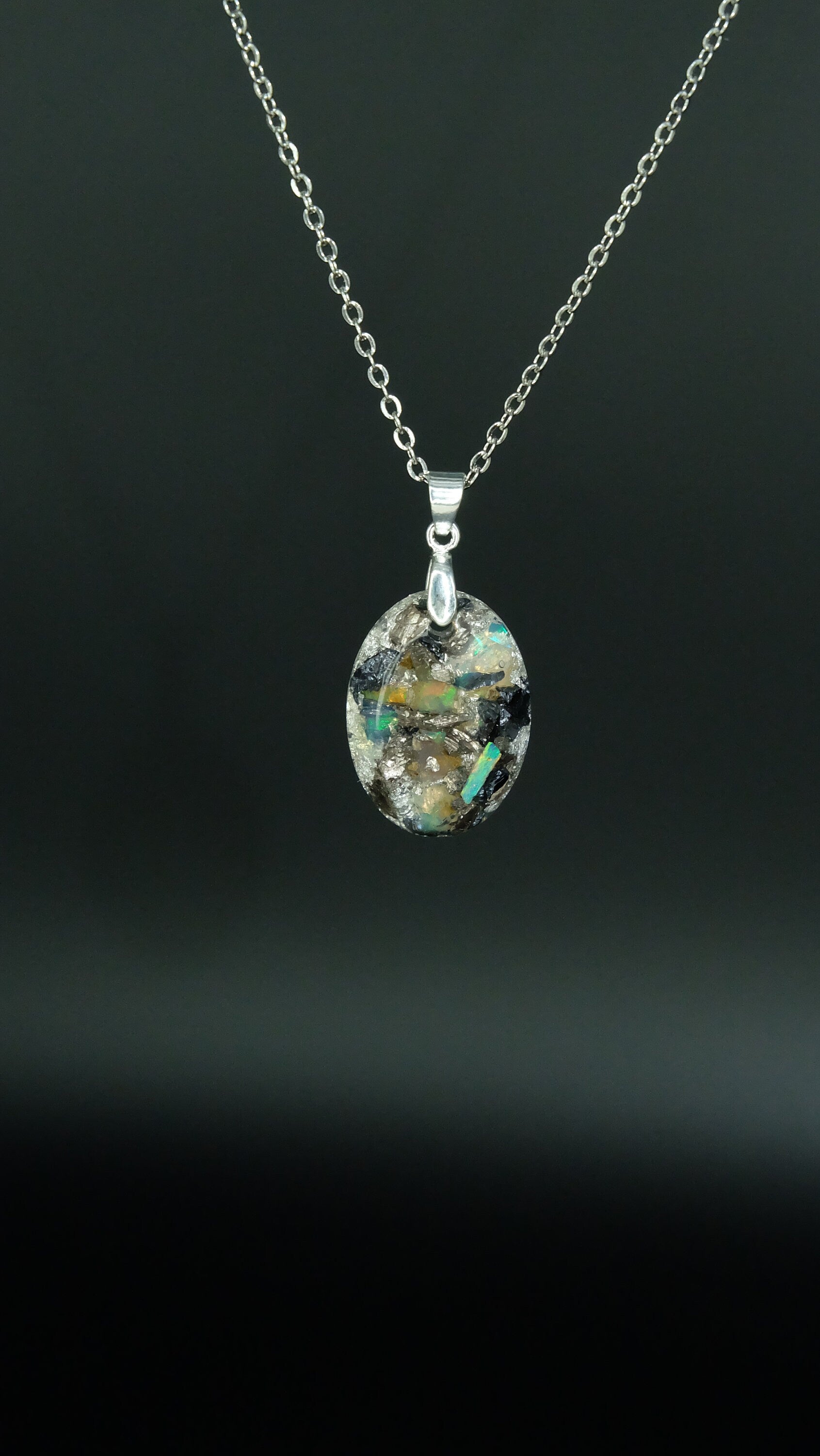 Opal Schmuckanhänger in modernem Verarbeitungsstil aus recycelten Materialien und edlen Werkstoffen für Dekadenz und Extravaganz