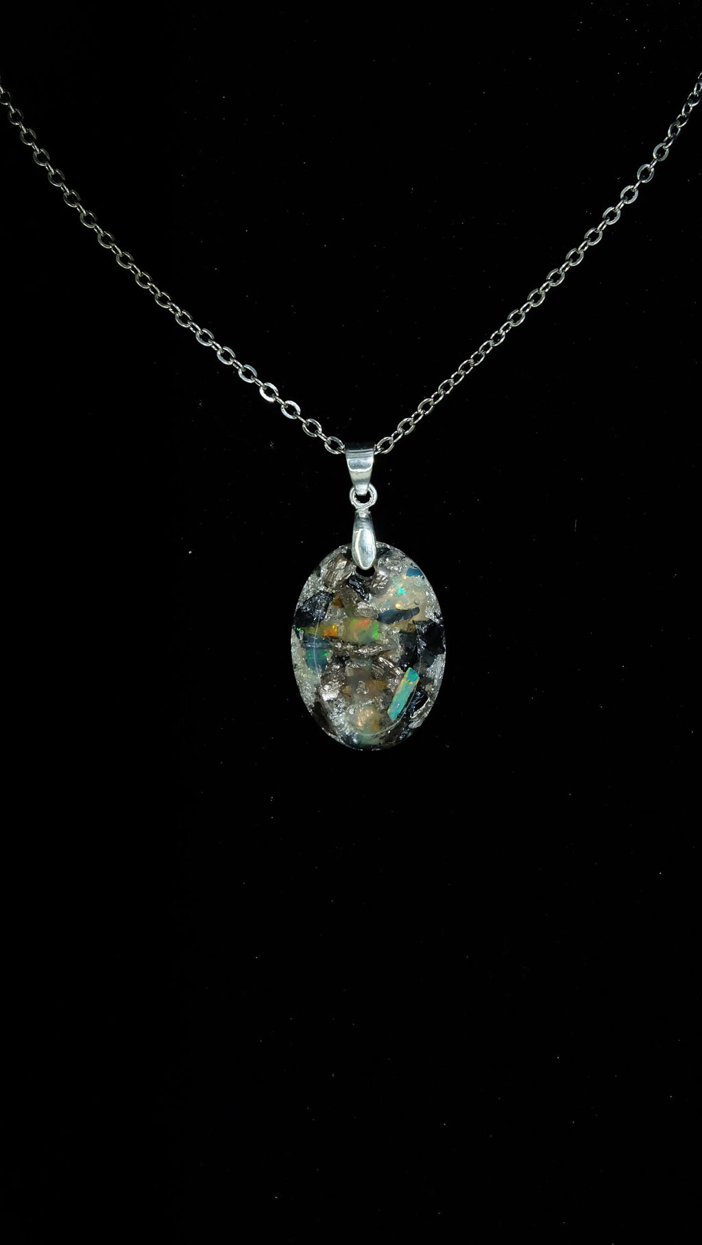 Opal Schmuckanhänger in modernem Verarbeitungsstil aus recycelten Materialien und edlen Werkstoffen für Dekadenz und Extravaganz