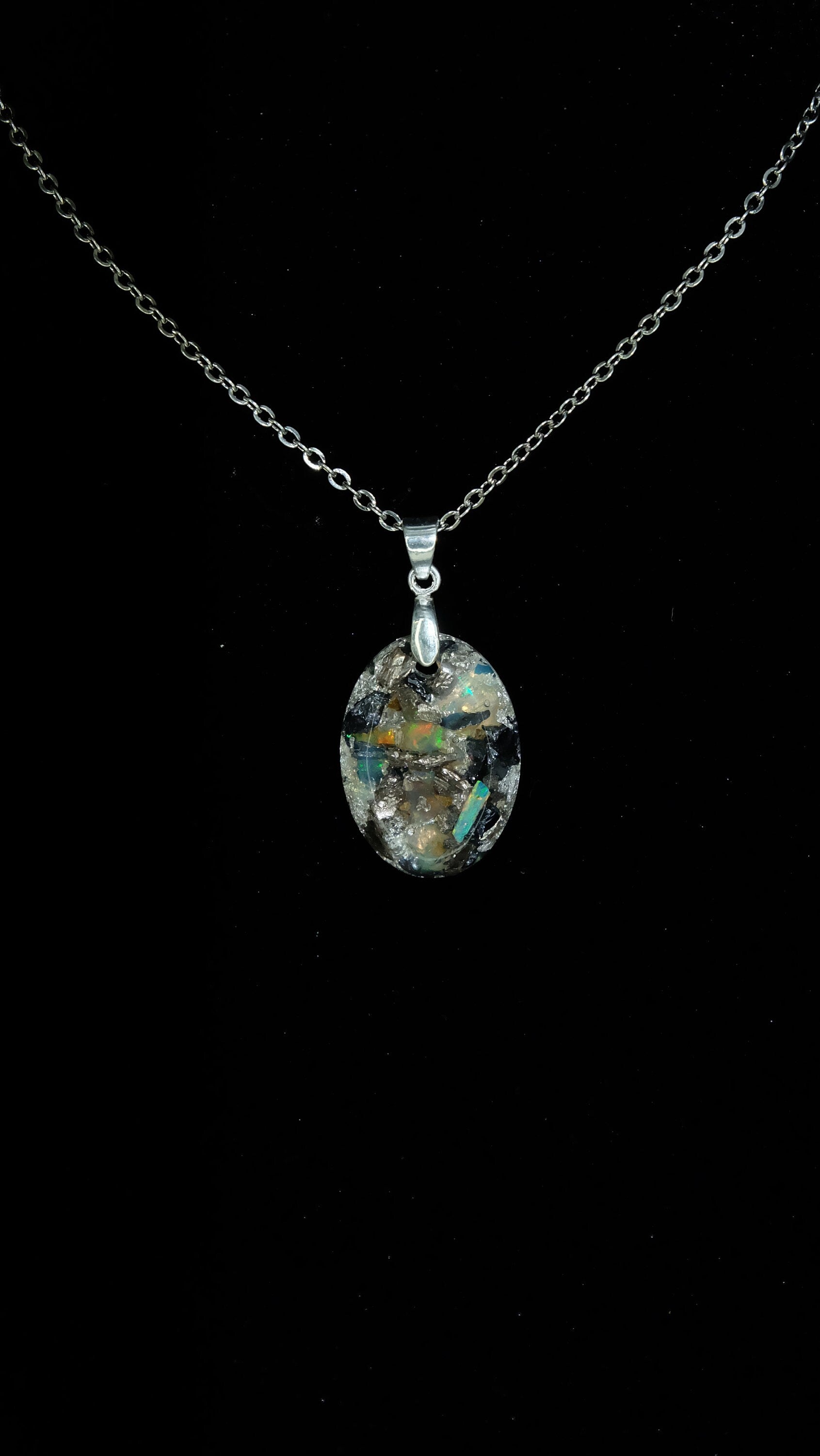 Opal Schmuckanhänger in modernem Verarbeitungsstil aus recycelten Materialien und edlen Werkstoffen für Dekadenz und Extravaganz