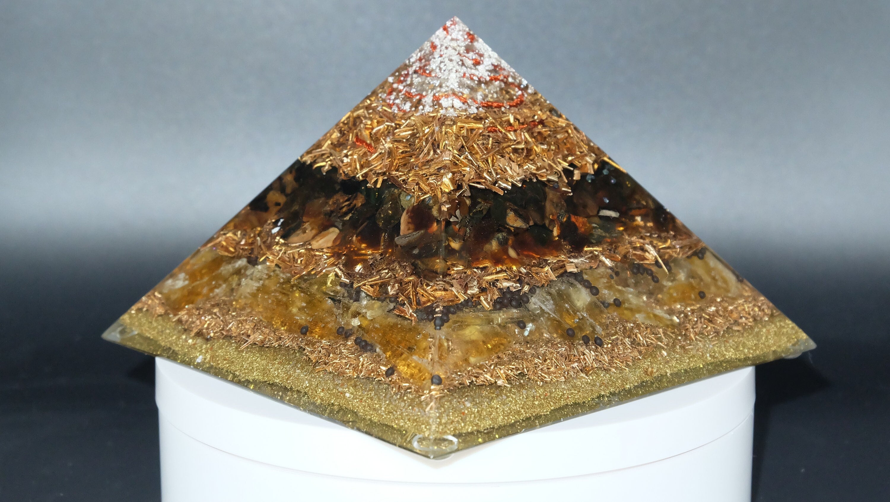 Orgonit Pyramide aus Bernstein Honigcalcit und recycelten Metallen Heimdekoration Sammlerstück Unikat Anfertigung aus einer Manufaktur
