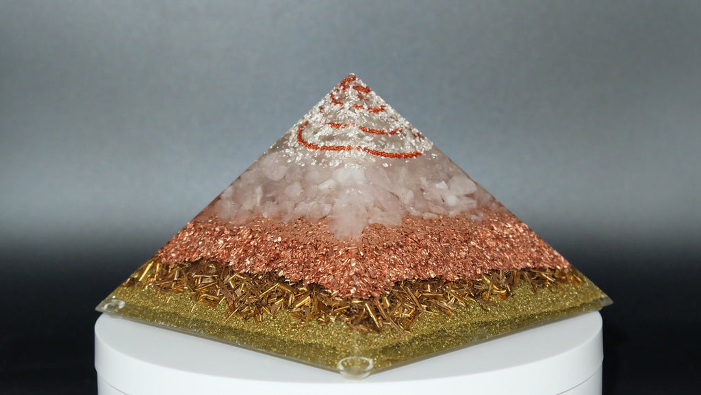 Orgonit Pyramide mit Rosenquarz Kupfer und Silber von Hand gefertigt in einer Schmuckmanufaktur in Deutschland Heimdekoration Geschenkidee