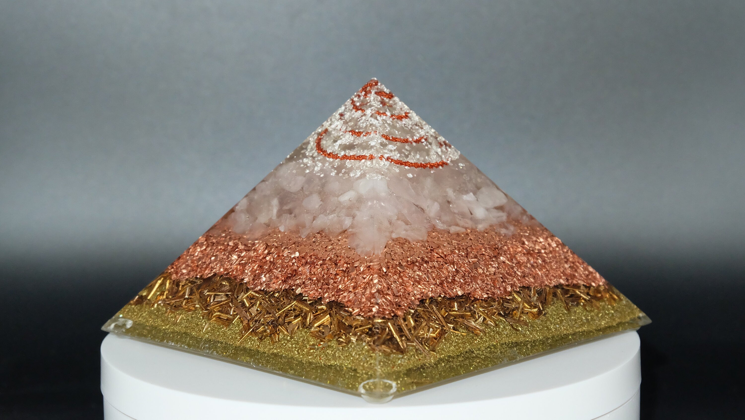 Orgonit Pyramide mit Rosenquarz Kupfer und Silber von Hand gefertigt in einer Schmuckmanufaktur in Deutschland Heimdekoration Geschenkidee