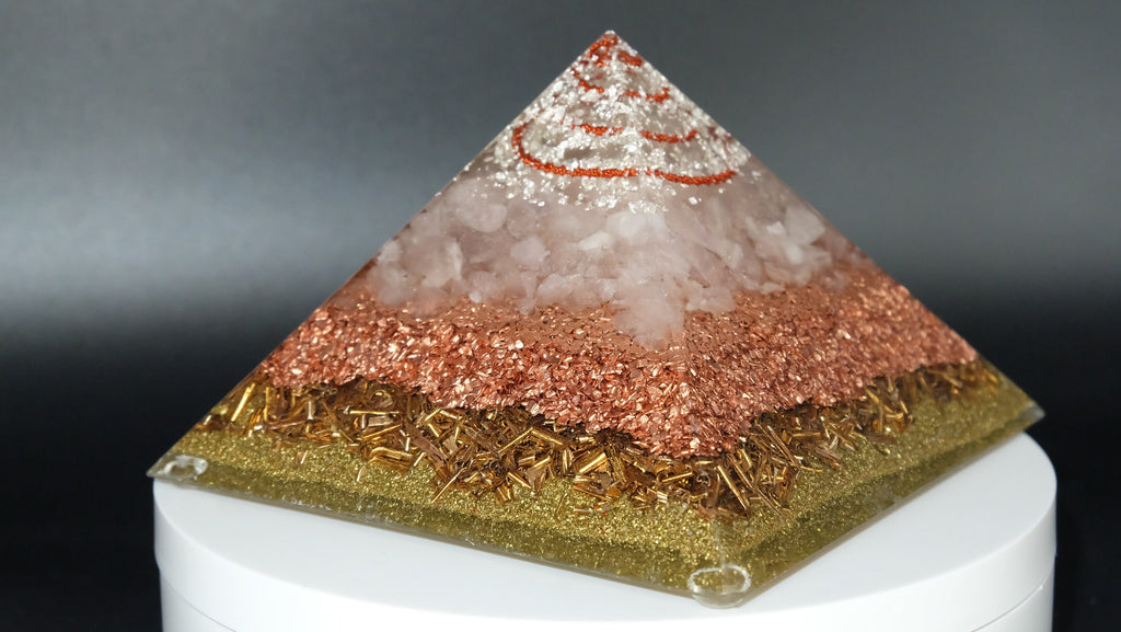 Orgonit Pyramide mit Rosenquarz Kupfer und Silber von Hand gefertigt in einer Schmuckmanufaktur in Deutschland Heimdekoration Geschenkidee