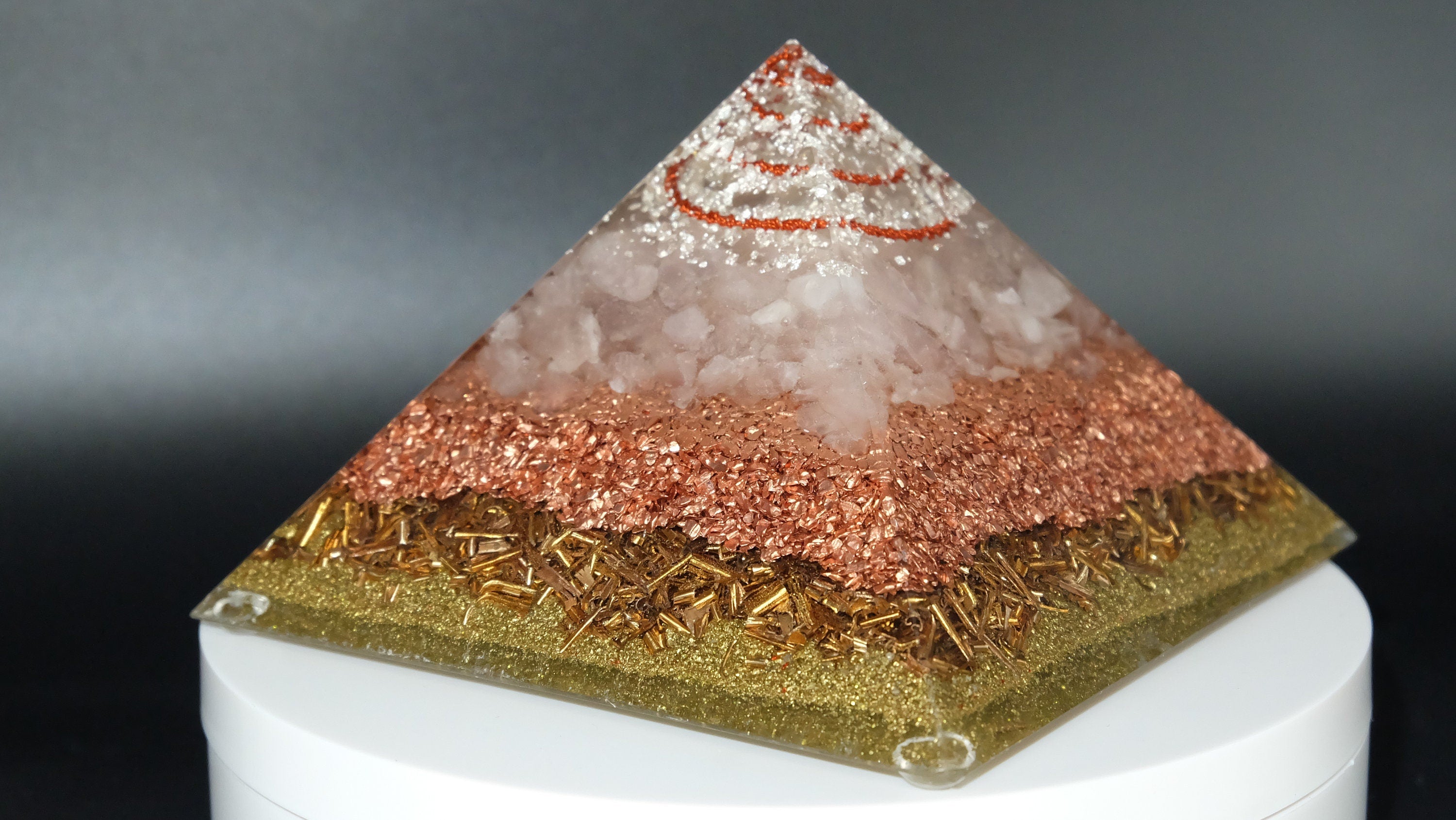 Orgonit Pyramide mit Rosenquarz Kupfer und Silber von Hand gefertigt in einer Schmuckmanufaktur in Deutschland Heimdekoration Geschenkidee