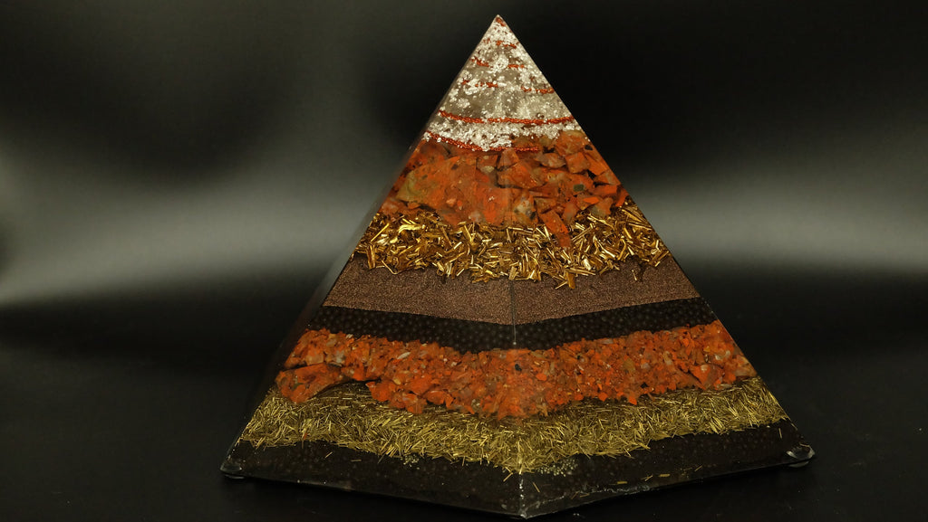 Hexagonale Orgonit Pyramide mit Jaspis Blattsilber und recycelten Metallen hochwertige Heimdekoration Kunst Skulptur