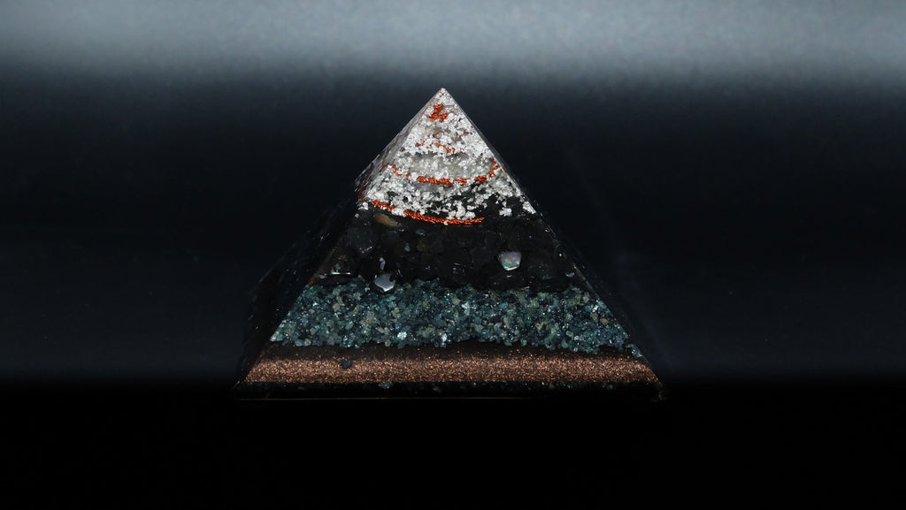 Onyx Orgonit Pyramide Heimdekoration Edelsteinpyramide von Hand gefertigt für Harmonisierung 100mm Kantenlänge