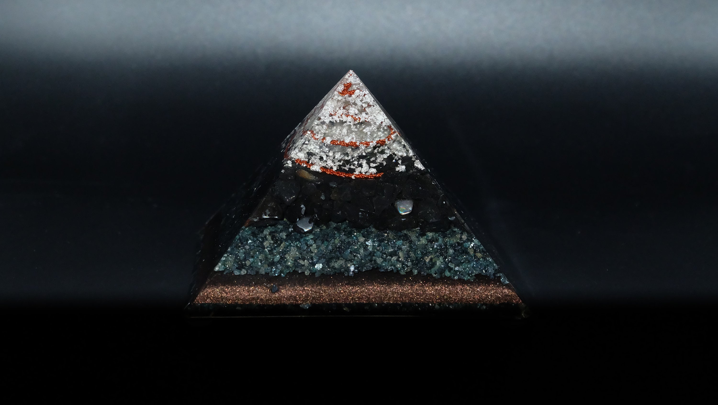 Onyx Orgonit Pyramide Heimdekoration Edelsteinpyramide von Hand gefertigt für Harmonisierung 100mm Kantenlänge