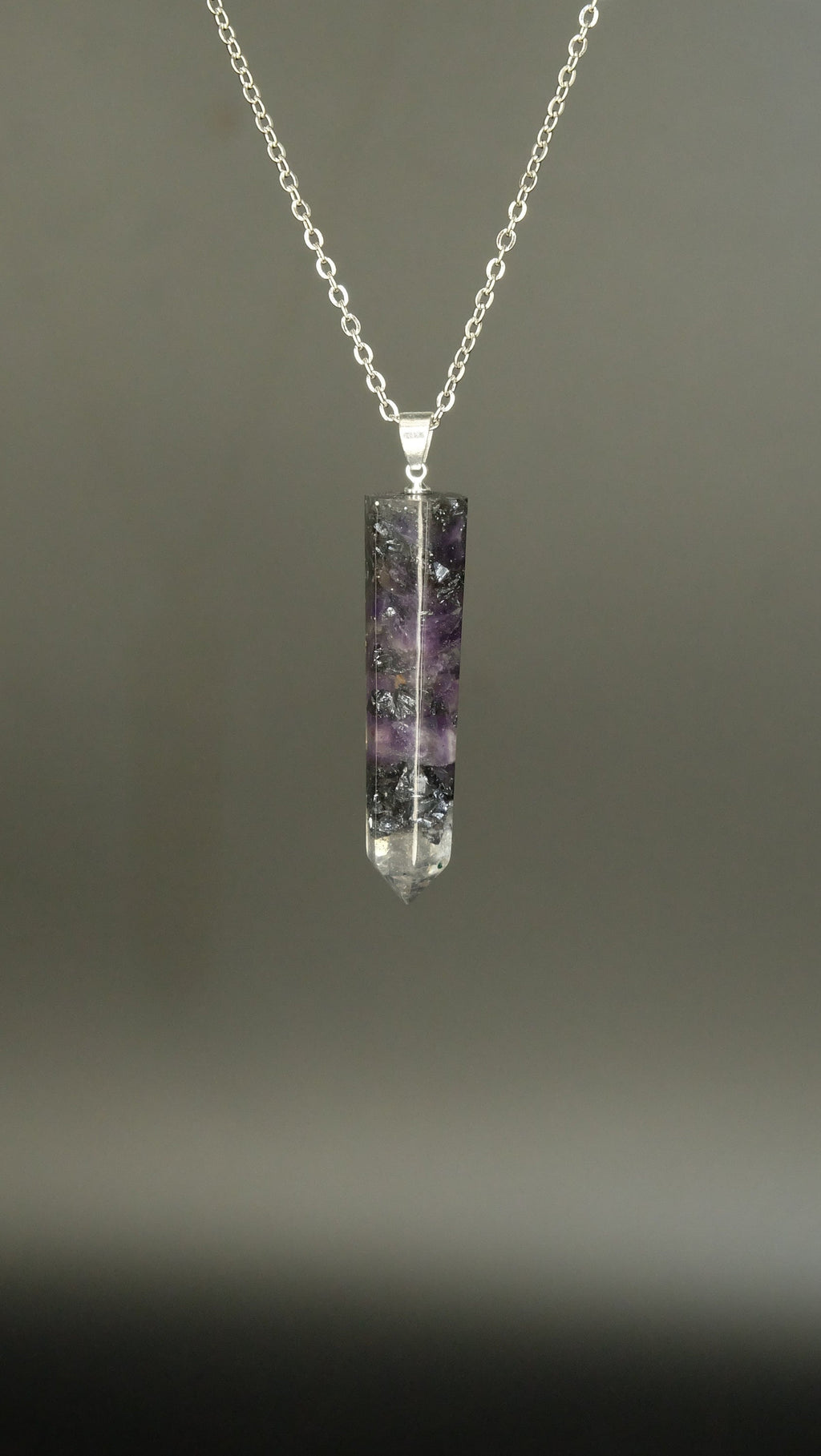 Amethyst Obelisk Anhänger Orgonit Amulett auf Basis von Kunstharz und recycelten Werkstoffen