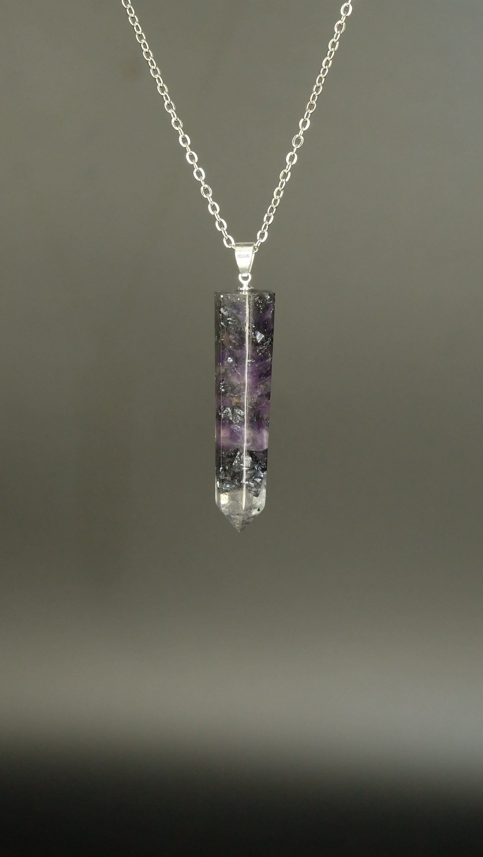 Amethyst Obelisk Anhänger Orgonit Amulett auf Basis von Kunstharz und recycelten Werkstoffen