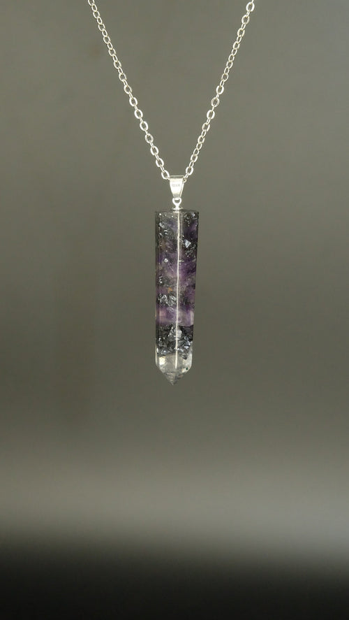 Amethyst Obelisk Anhänger Orgonit Amulett auf Basis von Kunstharz und recycelten Werkstoffen