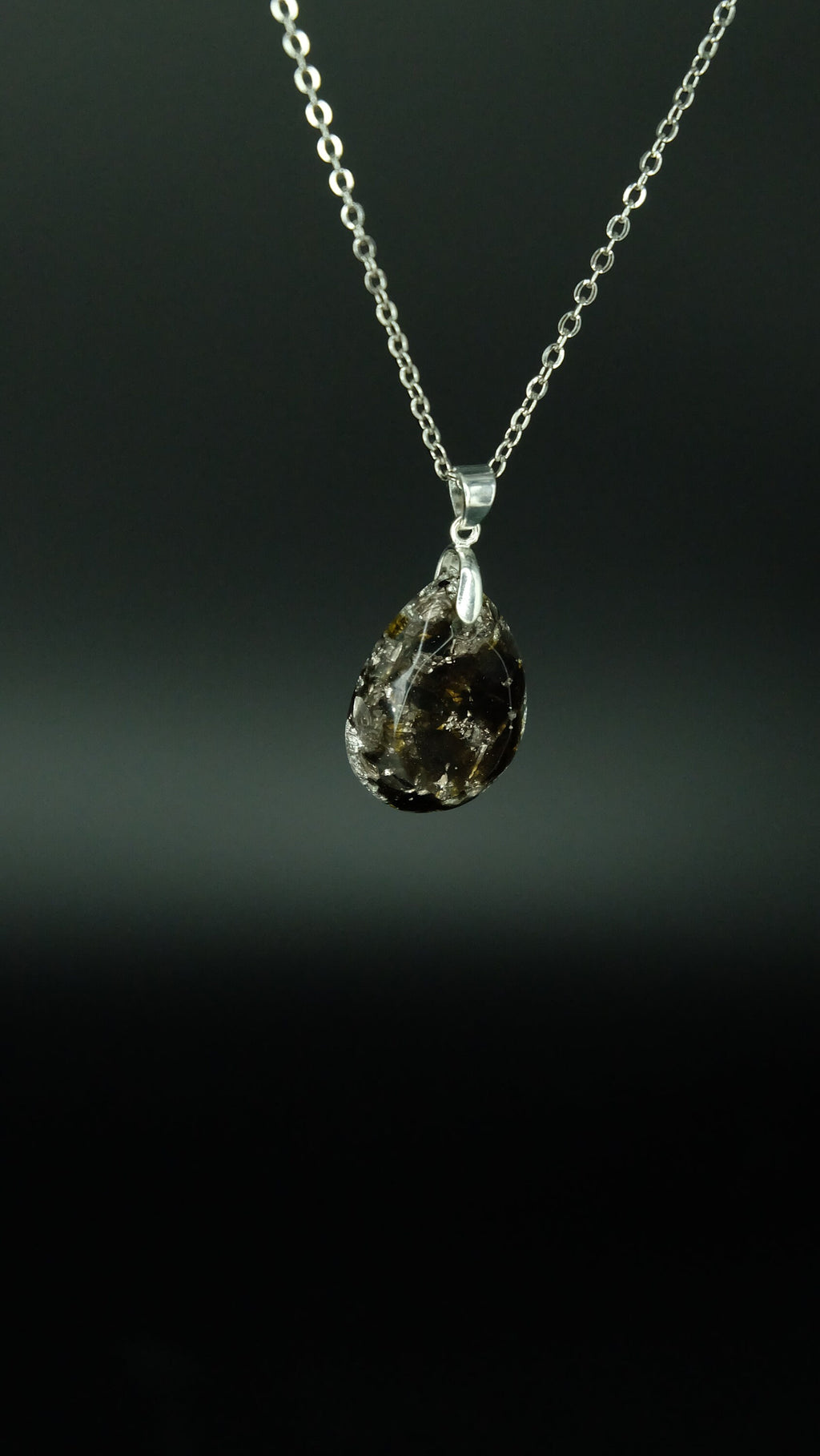 Edles von Hand gefertigtes Tropfenamulett aus Meteoritenglas Blattsilber und Bismuth 925 Sterling Silberkette Versand aus Deutschland