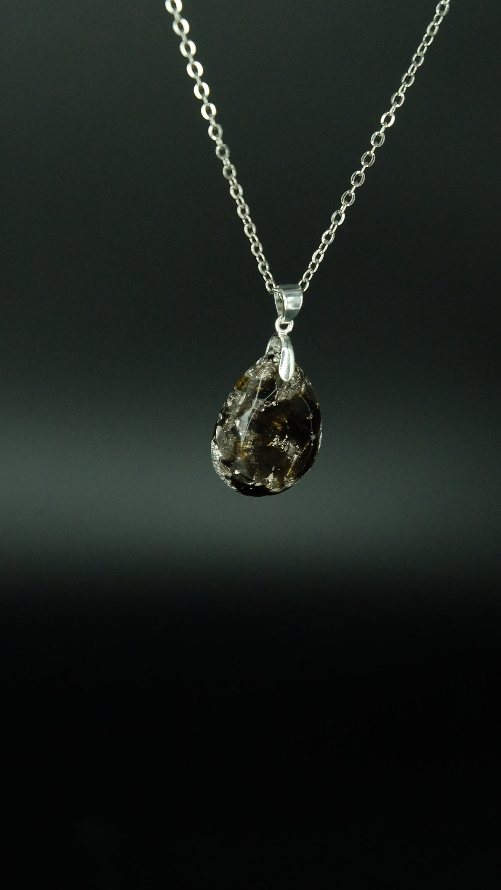 Edles von Hand gefertigtes Tropfenamulett aus Meteoritenglas Blattsilber und Bismuth 925 Sterling Silberkette Versand aus Deutschland