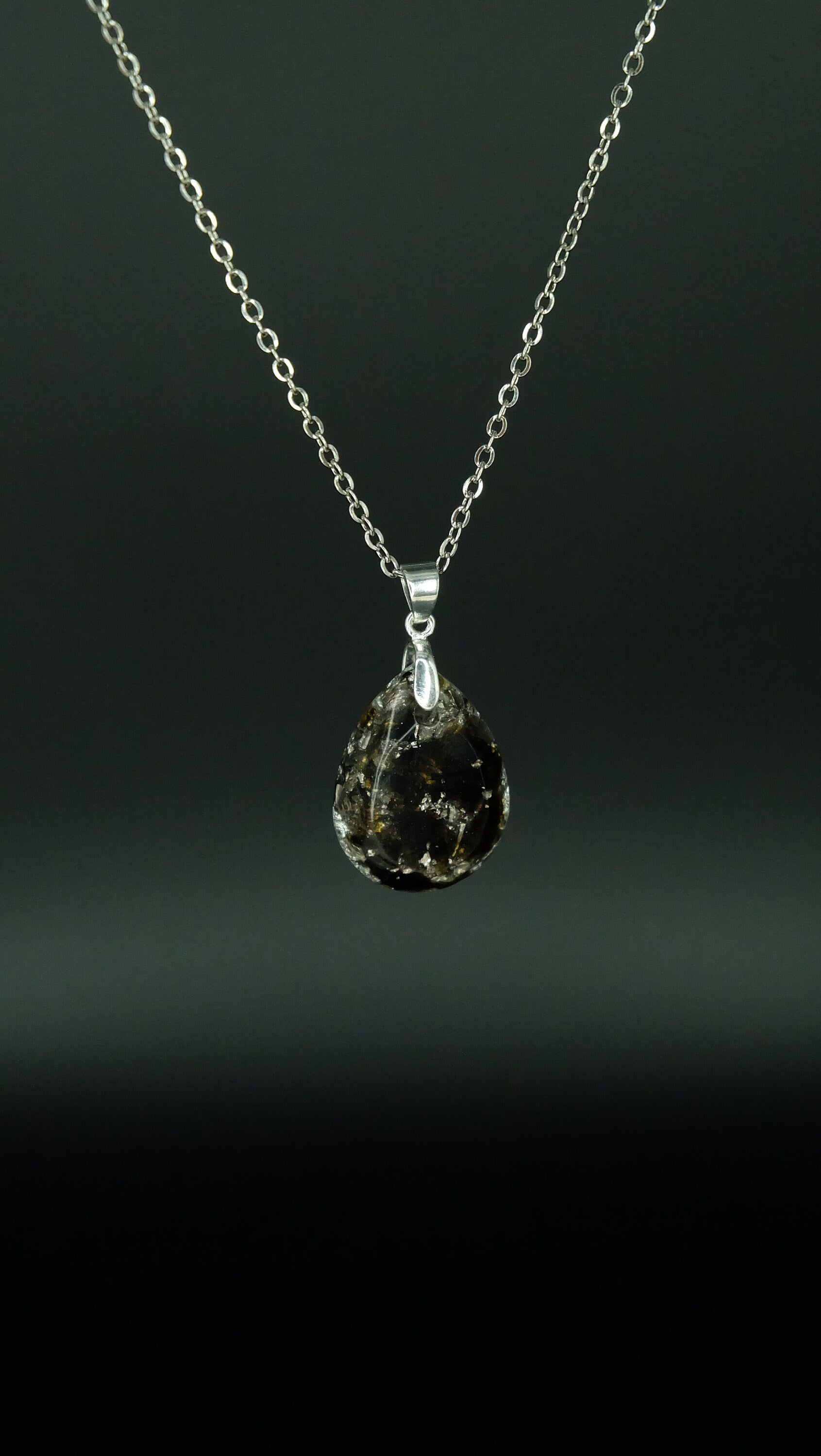 Edles von Hand gefertigtes Tropfenamulett aus Meteoritenglas Blattsilber und Bismuth 925 Sterling Silberkette Versand aus Deutschland