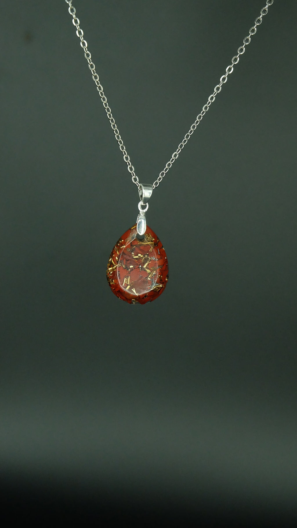Edles von Hand gefertigtes Tropfenamulett aus roten Jaspis und recycelten Bronzespänen 925 Sterling Silberkette Versand aus Deutschland